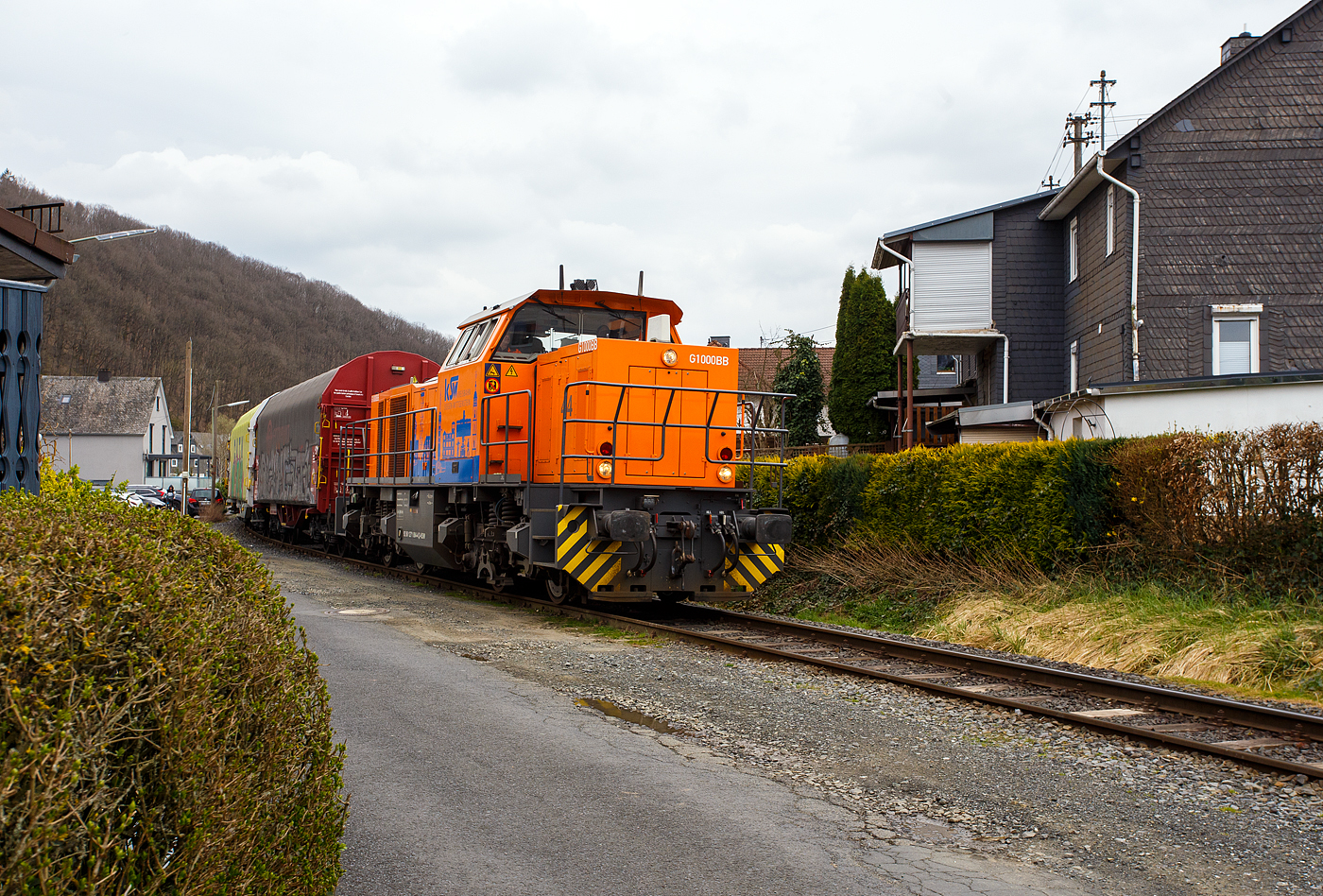 Die KSW 44 (92 80 1271 004-4 D-KSW) eine MaK G 1000 BB der KSW (Kreisbahn Siegen-Wittgenstein), mit einem leeren Coilzug vom Pfannenberg in Neunkirchen-Salchendorf kommend, am 22 März 2024 in Neunkirchen-Struthütten. So erreicht sie gleichdrauf den KSW-Rangierbahnhof in Herdorf, Betriebsstätte FGE -Freien Grunder Eisenbahn.

Die Lok 44 wurde 2003 unter der Fabriknummer 1001462 bei Vossloh gebaut und am 05.01.2004 an die SK - Siegener Kreisbahn GmbH geliefert, welche ab Ende 2004 nun als Kreisbahn Siegen-Wittgenstein (KSW) firmiert.