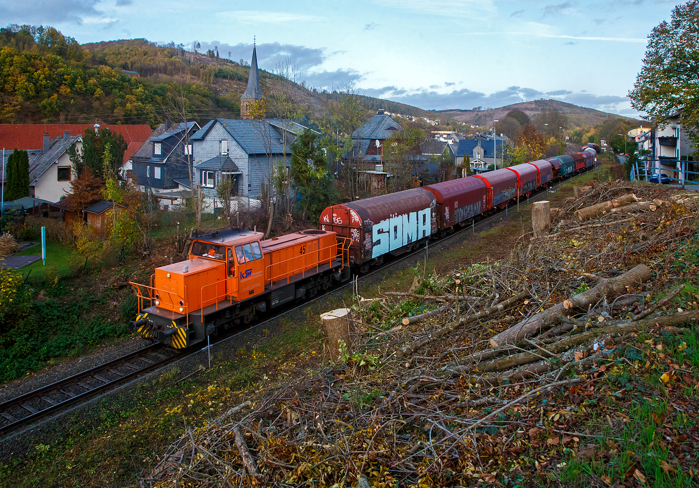 Die KSW 45 (98 80 0276 016-9 D-KSW) eine MaK G 1204 BB der Kreisbahn Siegen-Wittgenstein am 02.11.2022, mit einem langen Übergabezug, in Herdorf. Nun hatte sie Hp 2 bekommen und fährt vom Bahnhof Herdorf  in Richtung Betzdorf (Sieg) los. In Betzdorf muss sie dann für einen Richtungswechsel nach Kreuztal umsetzen. 

Es war ein beträchtlich langer Zug, aber trotzdem reicht alleine die Zugkraft der MaK G 1204 BB mit einer Leistung von 1.120 kW (1.522 PS), da die Wagen alle leer sind. Die KSW bringt solche Wagenzüge (Übergabezüge) an Werktagen täglich (meist nachmittags) über Betzdorf (Sieg) zum DB Rbf Kreuztal. Dort werden dann wieder von der DB Cargo Züge für die einzelnen Bestimmungsorte zusammengestellt und abgefahren. 
