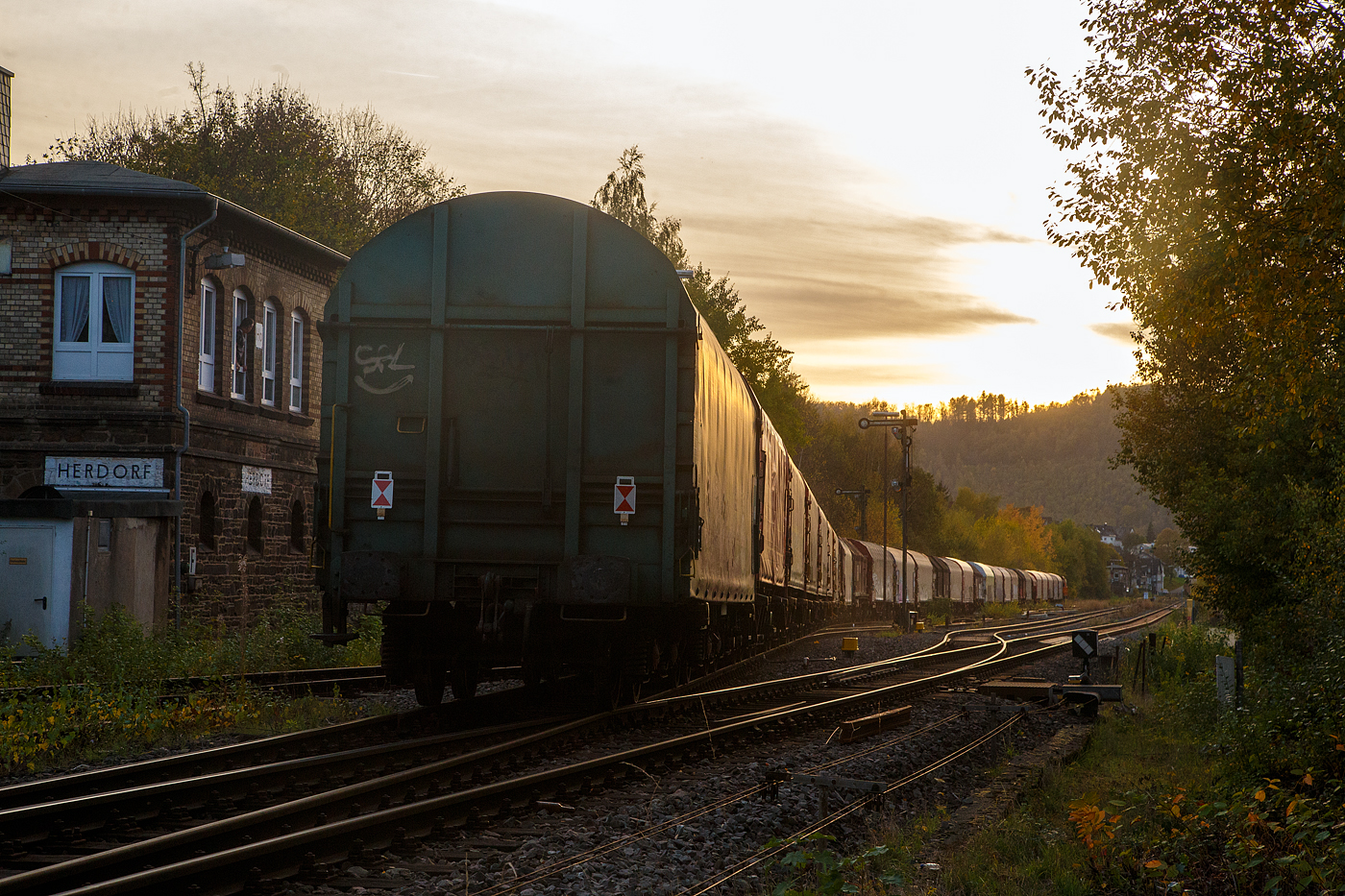 Die KSW 45 (98 80 0276 016-9 D-KSW) eine MaK G 1204 BB der Kreisbahn Siegen-Wittgenstein am 02.11.2022, mit einem langen Übergabezug, in Herdorf. Nun fährt sie los vom KSW Rangierbahnhof (Freien Grunder Eisenbahn), aber erst nur auf Gleis 4 vom Bahnhof Herdorf, da die eingleisige Strecke der Hellertalbahn (KBS 462) nach Betzdorf noch nicht frei ist.

Es war ein beträchtlich langer Zug, aber trotzdem reicht alleine die Zugkraft der MaK G 1204 BB mit einer Leistung von 1.120 kW (1.522 PS), da die Wagen alle leer sind. Die KSW bringt solche Wagenzüge (Übergabezüge) an Werktagen täglich (meist nachmittags) über Betzdorf (Sieg) zum DB Rbf Kreuztal. Dort werden dann wieder von der DB Cargo Züge für die einzelnen Bestimmungsorte zusammengestellt und abgefahren. 
