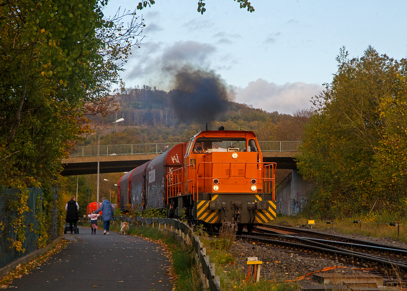 Die KSW 45 (98 80 0276 016-9 D-KSW) eine MaK G 1204 BB der Kreisbahn Siegen-Wittgenstein am 02.11.2022, mit einem langen Übergabezug, in Herdorf. Nun fährt sie los vom KSW Rangierbahnhof (Freien Grunder Eisenbahn), aber erst nur auf Gleis 4 vom Bahnhof Herdorf, da die eingleisige Strecke der Hellertalbahn (KBS 462) nach Betzdorf noch nicht frei ist.

Es war ein beträchtlich langer Zug, aber trotzdem reicht alleine die Zugkraft der MaK G 1204 BB mit einer Leistung von 1.120 kW (1.522 PS), da die Wagen alle leer sind. Die KSW bringt solche Wagenzüge (Übergabezüge) an Werktagen täglich (meist nachmittags) über Betzdorf (Sieg) zum DB Rbf Kreuztal. Dort werden dann wieder von der DB Cargo Züge für die einzelnen Bestimmungsorte zusammengestellt und abgefahren. 