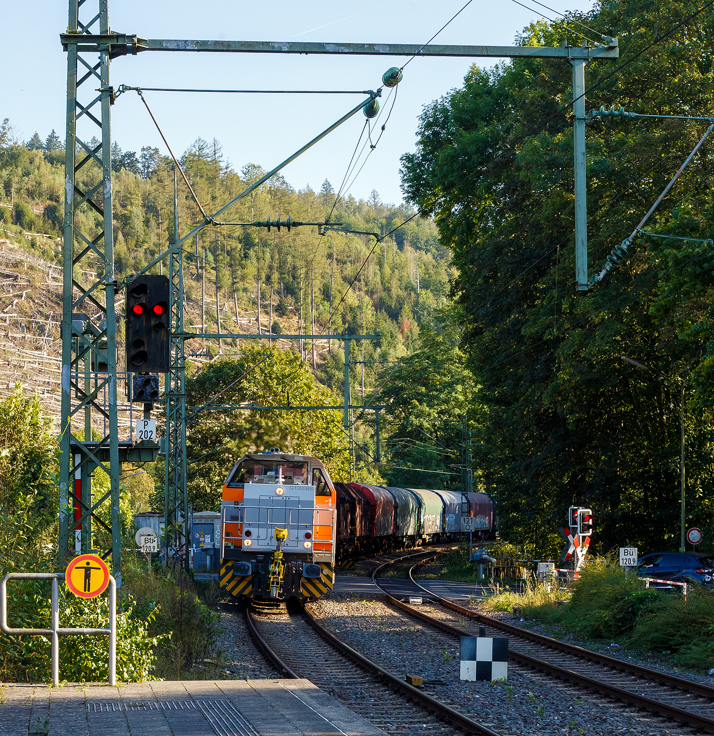 Die KSW 47 (92 80 1271 027-5 D-KSW), ex D 2 der HFM, eine Vossloh G 1000 BB der KSW (Kreisbahn Siegen-Wittgenstein), f�hrt am 17 September 2024 mit einem �bergabeg�terzug (leere Wagen) durch Kirchen/Sieg in Richtung Siegen. Der Zug kam vom KSW-Rangierbahnhof in Herdorf (Betriebsst�tte FGE -Freien Grunder Eisenbahn), nach dem Umsetzten in Betzdorf(Sieg), ging es dann �ber Siegen zum Rangierbahnhof der DB in Kreuztal.

Die Lok wurde 2008 unter der Fabriknummer 5001673 bei Vossloh in Kiel gebaut, 2009 ging sie zur kundenspezifische Anpassung zum Service-Zentrum Moers und erst am 16.07.2010 erfolgte die Auslieferung an HFM Managementgesellschaft f�r Hafen und Markt mbH in Frankfurt (Main)  D 2  (92 80 1271 027-5 D-HFM). Am 31.10.2016 ging sie dann an die Kreisbahn Siegen-Wittgenstein (KSW). Die Lok ist hier mit Rangierkupplungen vom Typ RK 900 ausgestattet.

Nochmals einen lieben Gru� an das KSW-Personal zur�ck.