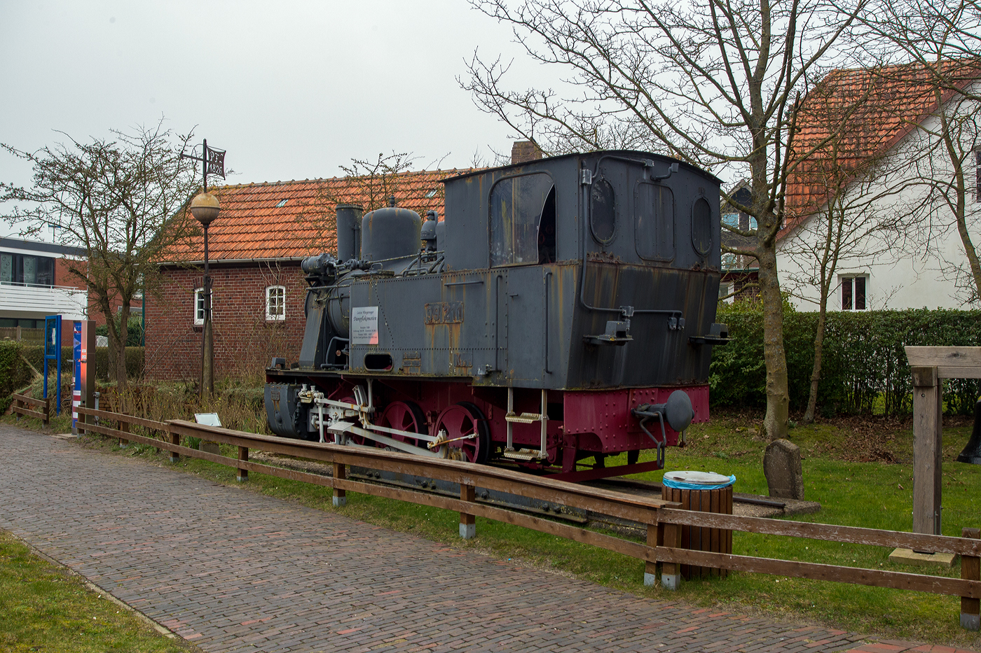 Die letzte Wangerooger Dampflokomotive, die Deutsche Bundesbahn 99 211, ex DR 99 211, seit Juli 1968 als Denkmal beim alten Leuchtturm beim Bahnhof von Wangerooge abgestellt, hier am 12 März 2024.

Die meterspurige Tenderlokomotive wurde 1929 von der Henschel & Sohn AG in Kassel unter der Fabriknummer 21443 gebaut und als 99 211 an die DR für die Wangerooger Inselbahn auf der Nordseeinsel Wangerooge geliefert. Sie war die erste dreiachsige Lokomotive für die Wangerooger Inselbahn. Sie war für den Einsatz mit vierachsigen Personenwagen, die aufgrund des zunehmenden Bäderverkehrs angeschafft worden waren, so wurde eine stärkere Lokomotive benötigt. Nach der Umstellung des Betriebs der DB auf Diesellokomotiven im Jahr 1958 blieb sie bis zur Ausmusterung am 18. August 1960 als Reservefahrzeug erhalten.

Die 18,36 t schwere und 140 PS starke Lok hat auf der Insel 353 025 km gefahren.

Die Lokomotive war als Nassdampflokomotive ausgeführt. Der Kessel war zweischüssig und hatte 90 Heizrohre. Der Antrieb wirkte auf die dritte Achse, es kam eine Heusinger-Steuerung zur Anwendung. Die mittlere Achse war zur besseren Kurvenläufigkeit ohne Spurkränze ausgeführt. Der Innenrahmen der Lokomotive wurde auch als Wasserkasten genutzt. Das Fahrzeug konnten 0,6 Tonnen Kohle in einem seitlichen Behälter auf der Heizerseite neben dem Kessel sowie 1,8 Kubikmeter Wasser im Rahmen und in den seitlichen Wasserkästen aufnehmen. Eine elektrische Beleuchtung bekam die Lok erst 1953.

TECHNISCHE DATEN:
Nummerierung: 	99 211
Anzahl: 1
Hersteller: 	Henschel
Baujahr: 1929
Ausmusterung: 1960
Bauart: C n2t
Gattung: K 33.6
Spurweite: 	1.000 mm (Meterspur)
Länge über Puffer: 6.400 mm
Höhe: 3.200 mm
Achsabstand: 2 x 1.000 mm = 2.000 mm
Treibraddurchmesser: 	800 mm
Dienstgewicht: 18,36 t
Höchstgeschwindigkeit: 30 km/h
Indizierte Leistung: 140 PS (105 kW)
Steuerungsart: Heusinger
Zylinderanzahl: 2
Zylinderdurchmesser: 310 mm
Kolbenhub: 400 mm
Kesselüberdruck: 14 bar
Anzahl der Heizrohre: 	90
Heizrohrlänge: 2.550 mm
Rostfläche: 0,60 m²
Verdampfungsheizfläche: 29,6 m²
Wasservorrat: 1,8 m³
Brennstoffvorrat: 0,6 t Kohle
Lokbremse: Dampfbremse
