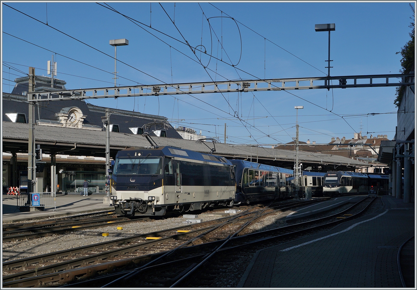 Die MOB Ge 4/4 8002 verlässt mir ihrem GoldenPass Express 4068 nach Interlaken Ost den Bahnhof von Montreux.

27. September 2024
