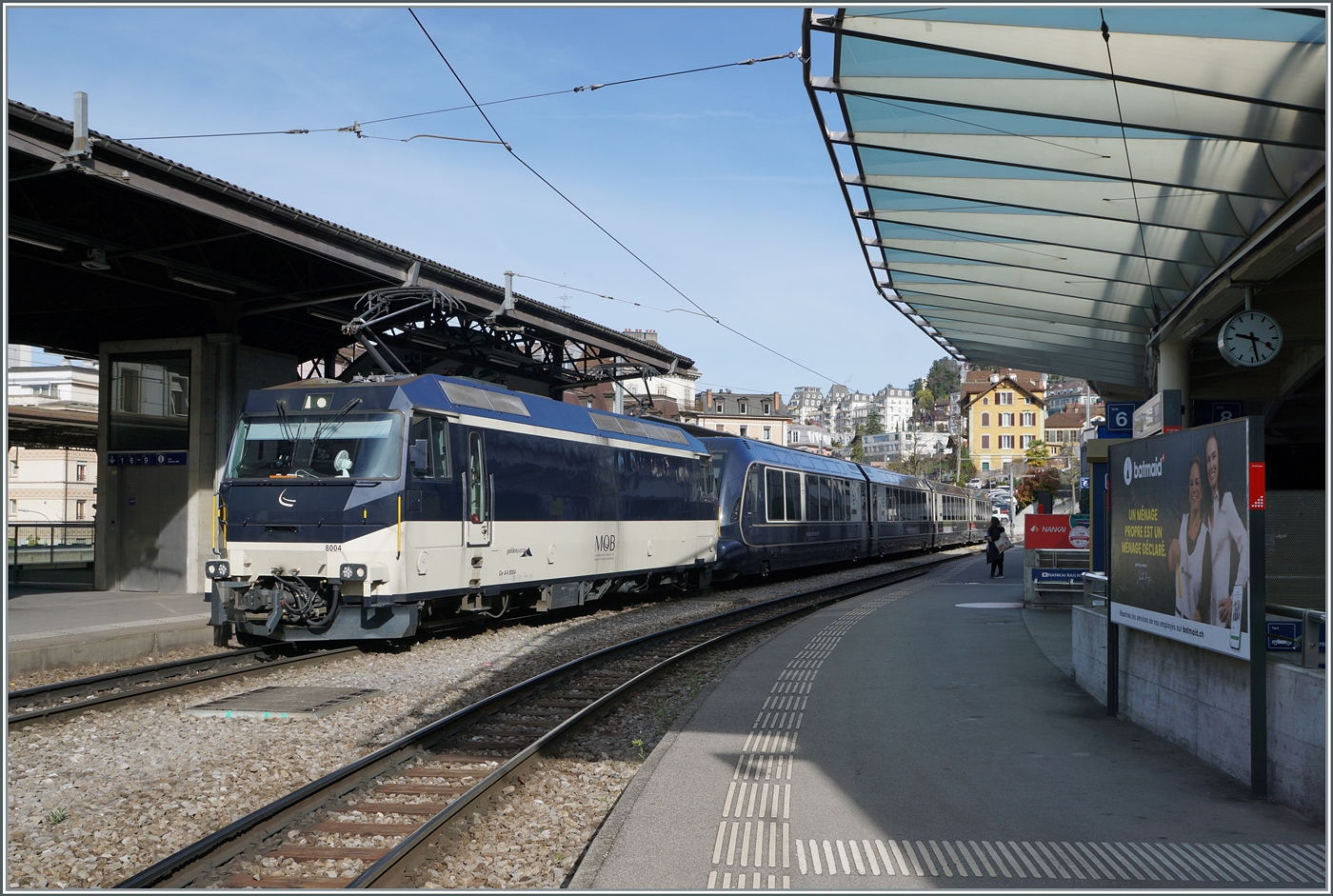 Die MOB Ge 4/4 8004 wartt mit ihrem Goldenpass Express GPX 4068 in Montreux auf die Abfahrt nach Interlaken Ost.

20. März 2024