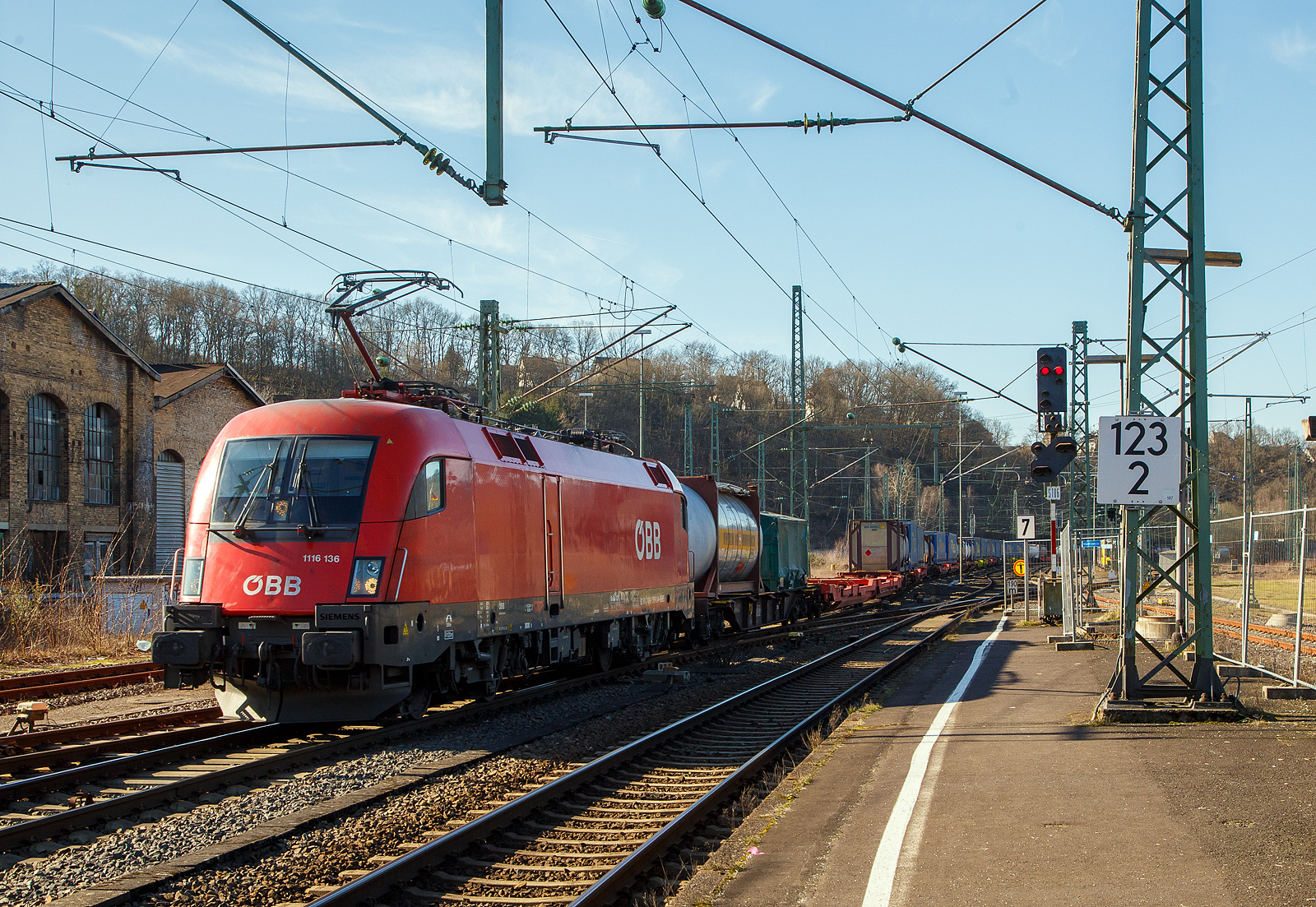 Die �BB 1116 136 (91 81 1116 136-3 A-�BB) f�hrt am 02.03.2023 mit einem KLV-Zug durch Betzdorf (Sieg) in Richtung Siegen.

Der Taurus II, eine elektrische Universallokomotive vom Typ SIEMENS ES64U2  wurde 2003 von Siemens unter der Fabriknummer 20857 gebaut und an die �BB (�sterreichische Bundesbahnen) als 1116 136-1 geliefert. Sie hat die Zulassungen f�r �sterreich und Deutschland.

