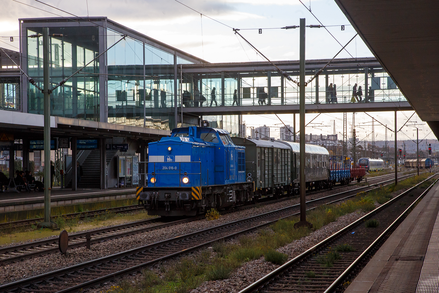 Die PRESS 204 016-0 alias 204 314-9 (92 80 1204 314-9 D-PRESS) der Eisenbahn-Bau- und Betriebsgesellschaft Pressnitztalbahn mbH fährt am 24.11.2022 mit einem Dienstzug durch den Hauptbahnhof Regensburg.

Hinter der V 100.1 waren der Energieversorgungswagen 40 80 D-PRESS 9400 957-3 der Gattung Ux x 361, der Wohnschlafwagen 60 80 9925 397-3 D-PRESS der Gattung Wohnschlafwagen 420 und zwei Res-Wagen, durch den Hauptbahnhof Regensburg.
