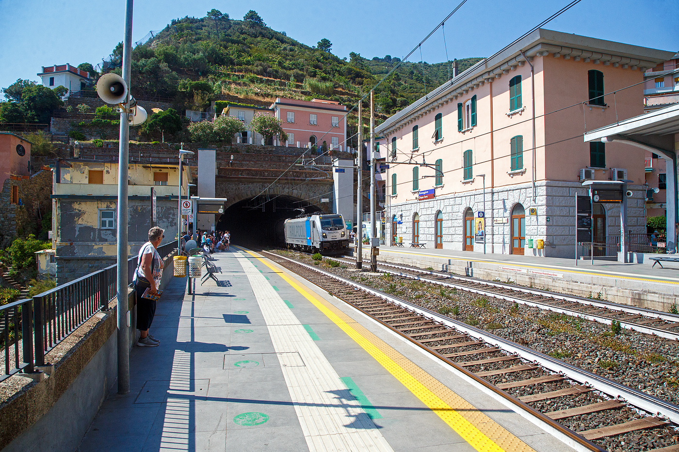 Die Railpool 494 580 (91 83 2494 580-0 I-RPOOL), eine Bombardier TRAXX F140 DC3 LM (mit Last-Mile-Modul), fährt am 22.07.2022 mit einem Kesselwagenzug durch den Bahnhof Riomaggiore (Cinque Terre) an der Italienischen Riviera in Richtung La Spezia bzw. Pisa. 

Riomaggiore ist das südlichste der fünf Dörfer der Cinque Terre (Fünf Ortschaften) und verfügt, wie die anderen Dörfer, über eine Eisenbahnstation an der Bahnstrecke Pisa–Genua (RFI Strecke-Nr. 77 / KBS 31 La Spezia–Genua), die den Ort mit den Nachbardörfern und mit La Spezia und Levanto verbindet. 