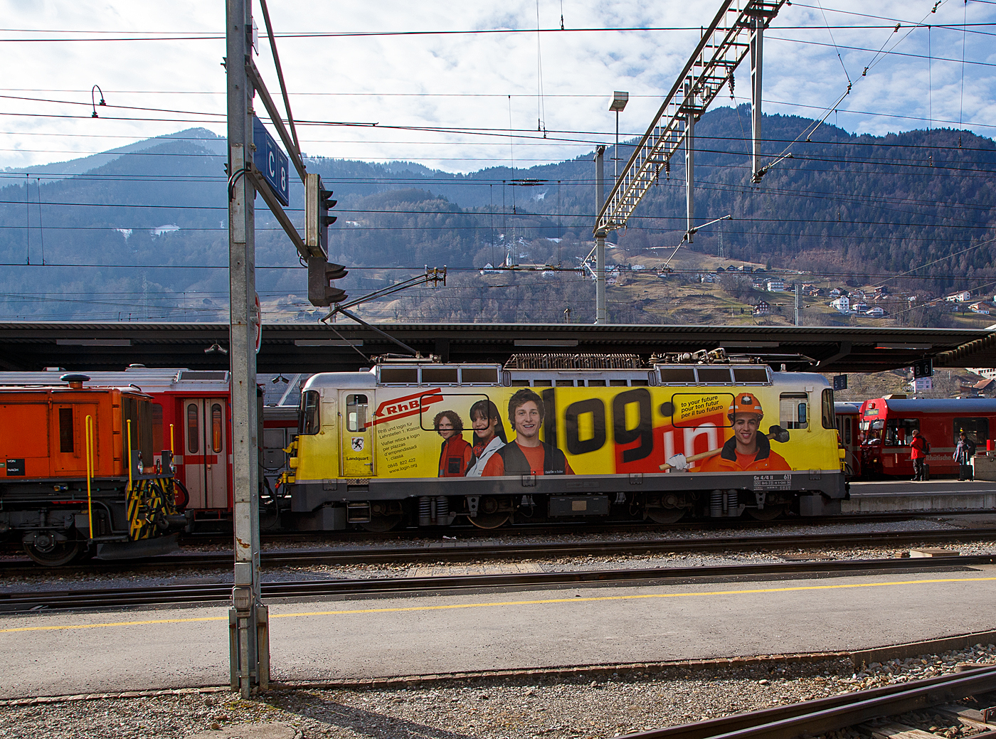 Die RhB Ge 4/4 II 611 „Landquart“ mit Login Werbung f�r die Berufsbildung bei der Rh�tische Bahn (RhB), steht am 20 Februar 2017 mit dem Regionalzug im Bahnhof Landquart zur Abfahrt bereit.

Die RhB BoBo II – 611 wurde 1973 von der Schweizerische Lokomotiv- und Maschinenfabrik (SLM) in Winterthur gebaut, der elektrische Teil ist von der  Brown, Boveri & Cie. (BBC) in Baden. Die im Juni 1973 abgelieferte Lok kollidierte bereits am 14. August 1973 zwischen Fideris und Jenaz mit einem Muldenkipper, wobei der F�hrerstand eingedr�ckt wurde. Die Lok wurde durch SLM in Stand gesetzt. Im Herbst 2021 wurde sie auf Dualbremse umgebaut.
