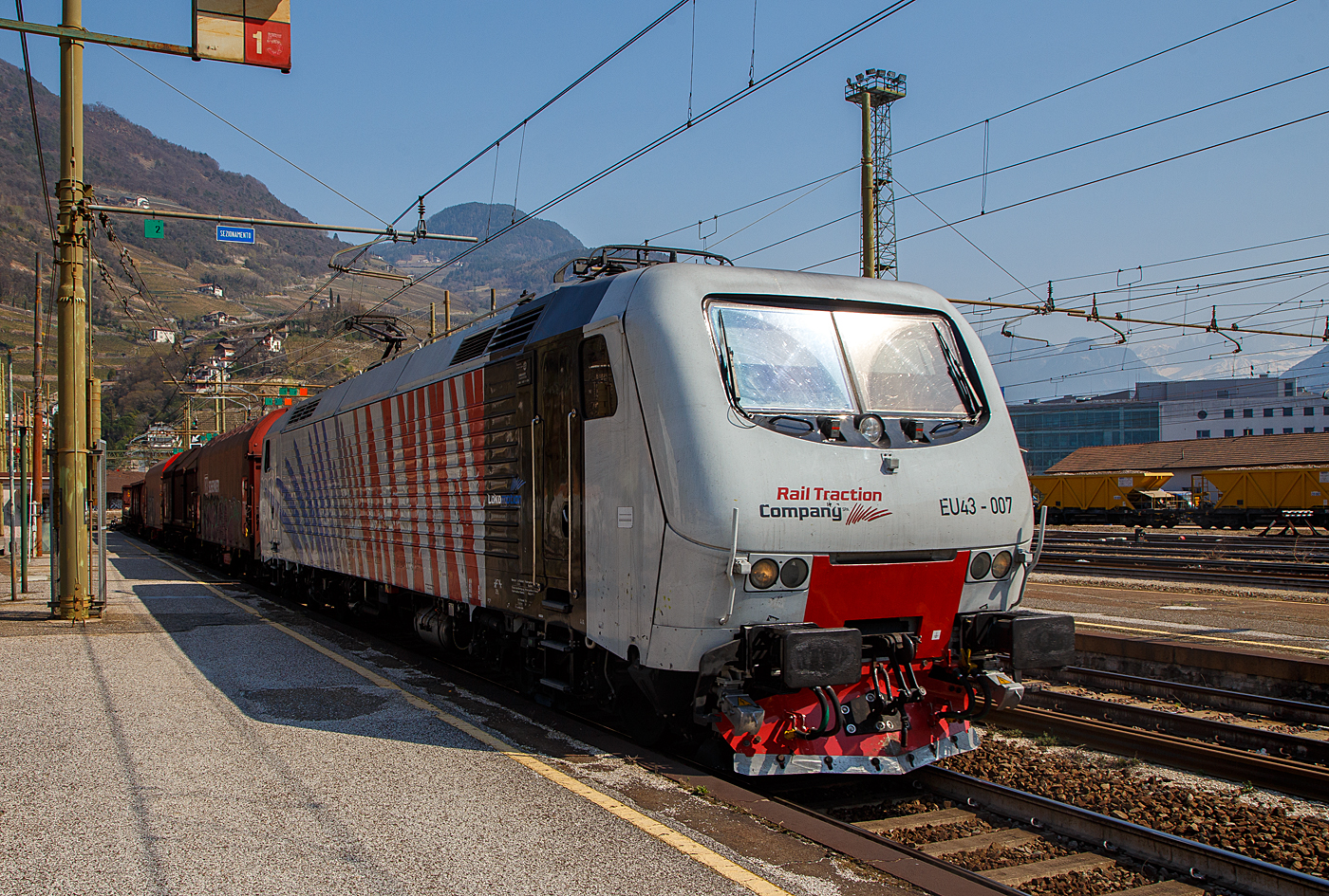 Die RTC - Rail Traction Company EU43 - 007 (91 83 2043 007-0 I-RTC) fährt am 26 März 2022, mit einem gemischten Güterzug, durch den Bahnhof Bozen (Bolzano) in Richtung Verona.

Die Lok vom Typ Adtranz 112E wurde 2001 von Bombardier (ex Adtranz-Pafawag) in Wrocław (Breslau), unter Fabriknummer 112E 07 gebaut. Sie, wie weitere 7 Loks, waren eigentlich für die Lieferung an die polnische PKP - Polskie Koleje Państwowe (als PKP EU43) vorgesehen, der Verkauf scheitere aus finanziellen Gründen seitens der PKP. Die 8 polnischen Loks wurden dann an die italienische Privatbahngesellschaft RTC (Rail Traction Company) verkauft, die polnische Bezeichnung EU43 wurde später an Lokomotiven der TRAXX-Variante MS2 vergeben.