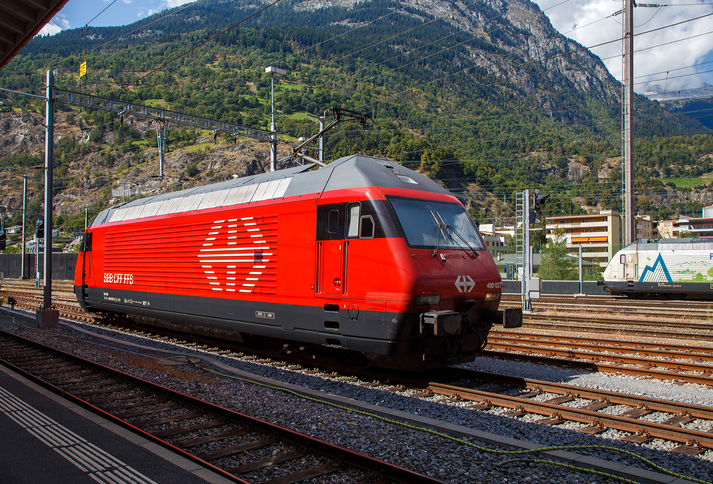 Die SBB Re 460 027-6 „Joggeli“ (91 85 4 460 027-6 CH-SBB) rangiert am 07 September im Bahnhof Brig. 

Die Lok2000 wurde 1992 von der SLM (Schweizerischen Lokomotiv- und Maschinenfabrik in Winterthur) unter der Fabriknummer 5504 gebaut, der elektrische Teil ist von der ABB (Asea Brown Boveri). Sie war 2017 durchlief sie das Modernisierungs-/Refit-Programm LOK2000 im SBB Werk Yverdon-les-Bains (VD).So sollen die Loks fit für die weitere 20 Jahre sein, zudem sollen so durch alle 119 Re 460 Lokomotiven der SBB etwa 30 Gigawattstunden Energie eingespart werden. 

Modernisierungs-/Refit-Programm der LOK2000 (Re 460):
Zwischen 2015 und November 2022 unterzog die SBB alle ihrer 119 Re 460 Lokomotiven (LOK2000) einem Refit-Programm (Modernisierung) im SBB Werk Yverdon-les-Bains (VD). Dabei wurden unter anderem die auf dem GTO-(Thyristor)-Halbleiter-Technologiestand der 1990er-Jahre basierende Leistungselektronik (GTO- Traktionsumrichter) durch IGBT-Traktionsumrichter (insulated-gate bipolar transistor) der neuesten Generation von ABB ersetzt, welche die Fahrmotoren mit Strom speisen und Bremsenergie zurückgewinnen. Die SBB hat damit, in Zusammenarbeit mit der ABB, die gesamte Flotte Re 460 modernisiert und hat diese auf den neuesten Stand der Antriebstechnik gebracht. Die gesamte Flotte spart dank neuen Traktionsumrichtern und weiteren technischen Optimierungen jedes Jahr rund 30 Gigawattstunden Energie ein, das sind fünf Gigawattstunden mehr als ursprünglich erwartet. So werden auch ca. 3,3 Millionen Franken Energiekosten jährlich einsparen. Die Energieeinsparungen entsprechen dem durchschnittlichen Stromverbrauch von 10.000 Schweizer Haushalten. Die Umrüstung auf modernste IGBT-Technologie und mit Wasser statt Öl betriebene Kühlsysteme der Umrichter ermöglicht eine Senkung des Energieverbrauchs und sorgt für einen ökologischeren und sicheren Bahnbetrieb.

TECHNISCHE DATEN der Re 460:
Nummerierung:  Re 460 000–118
Anzahl: 119
Baujahre: 1991–1996
Hersteller: SLM - Winterthur / ABB (Asea Brown Boveri)
Design: Pininfarina
Hersteller Lokkasten: teilweise (30 Stück) Krauss-Maffei (München)
Spurweite: 1.435 mm (Normalspur)
Achsformel: Bo'Bo'
Länge über Puffer: 18.500 mm
Höhe: 4.300 mm
Breite: 3.000 mm
Drehzapfenabstand: 11.000 mm
Achsabstand im Drehgestell:  2.800 mm
Laufraddurchmesser: 1.110 mm (neu)
Dienstgewicht: 84,0 t
Höchstgeschwindigkeit:  230 km/h (Betrieblich 200 km/h)
Dauerleistung:  6.100 kW / 8.300 PS
Anfahrzugkraft: 300 kN
Dauerzugkraft: 275kN
Stromsystem: 15 kV, 16,7 Hz (über Oberleitung)
Stromabnehmern: 2 Faiveley- Einholmstromabnehmer (ersetzt den zuvor verwendeten WBL-85)
