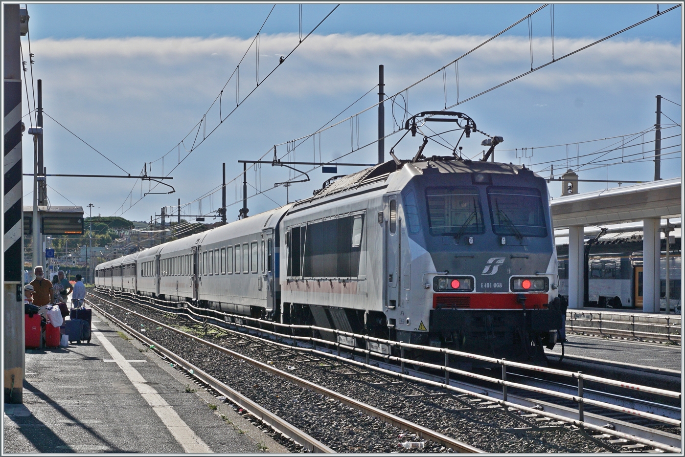 Die Schublok des FS Trenitalia interCity iC 501 von Sestri Levante nach Napoli zeigt sich vollen Gegenlicht, welches dem Zug zudem auch noch die Farbe raubt. Trotzdem wollte ich die in Chivitavecchia ausfahrenden FS Treniatlla E.401 008 fotografisch festhalben, da man die Lok nicht so oft zu sehen bekommt. 

27. Sept. 2025

