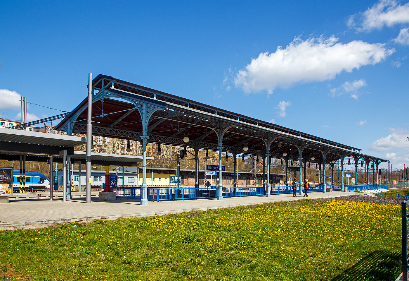 Die sehr schöne denkmalgeschützte Bahnsteigüberdachung vom Kopfgleis 1 vom Bahnhof Karlovy Vary (Horním nádražím) / Karlsbad (Oberer Bahnhof), hier am 19.04.2023. Sie ist das letzte Überbleibsel aus alten Zeiten,

Im Jahr 1945 wurden beide großen Karlsbader Bahnhöfe Ziel alliierter Bombenangriffe. So wurde das ursprüngliche Empfangsgebäude durch die Bombenangriffe alliierter Truppen im Zweiten Weltkrieg durch zerstört. Bereits 1945 wurde mit der Errichtung eines Ersatzgebäudes mit Hilfe von Freiwilligen begonnen. Das Provisorium blieb nach leichten baulichen Veränderungen bis zum Beginn der Modernisierung im Jahr 2015 bestehen.