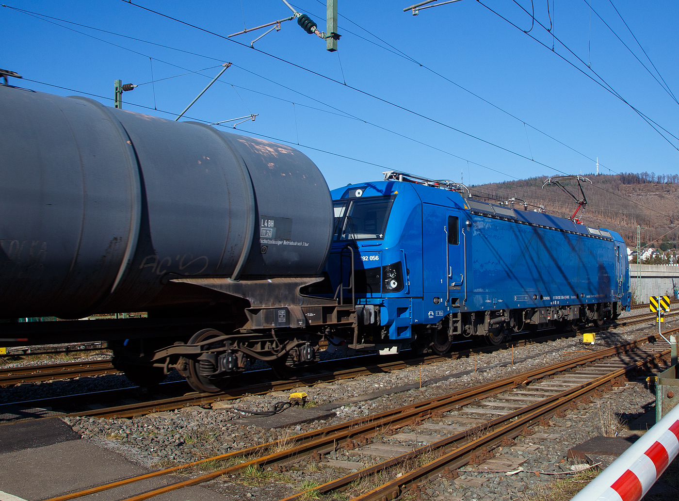 Die SIEMENS Smartron 192 056-0 (91 80 6192 056-0 D-RHC) der RheinCargo GmbH & Co. KG f�hrt man 14.02.2023 mit einem Kesselwagenzug durch Niederschelderh�tte, hier beim B� 343 (km 112,183) kurz vor Niederschelden bzw. der Landesgrenze zu NRW, in Richtung Siegen.Der Ladung der Kesselwagen war laut Gefahrgutkennzeichnung (30/1202) Dieselkraftstoff beziehungsweise leichtes Heiz�l.

Die Smartron wurde 2022 von Siemens Mobilitiy in M�nchen-Allach unter der Fabriknummer 23001gebaut. Die Abnahme durch die RHC war 07.12.2022, so ist sie erst wenige Wochen im Einsatz.
