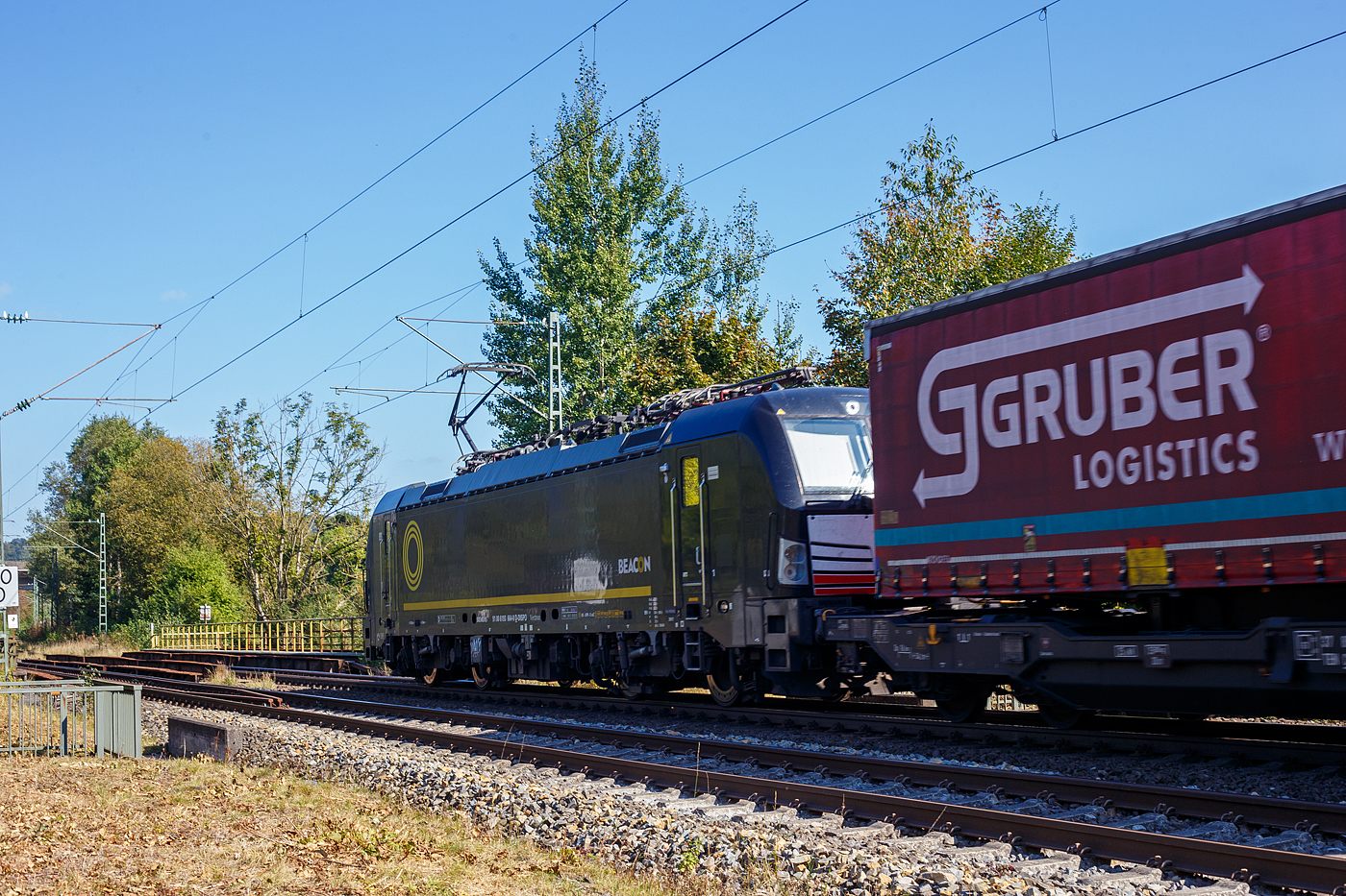Die SIEMENS Vectron MS X4E – 664 / 193 664-0 (91 80 6193 664-0 D-DISPO) der BRCE - Beacon Rail Capital Europe (München) fährt am 21 September 2024 mit einem KLV-Zug durch Eiserfeld in Richtung Siegen. 

Die Multisystemlokomotive Siemens Vectron MS wurde 2017 von Siemens Mobilitiy in München-Allach unter der Fabriknummer 22244 gebaut. Sie wurde in der Variante A09 (Zulassungen für D / A / I) ausgeführt. Im Jahr 2022 erfolgte bie Siemens in München-Allach der Umbau in die Variante A22 und hat so die Zulassung für Deutschland, Österreich, die Schweiz, Italien und die Niederlande (D / A / CH / I / NL). So besitzt die Variante MS A22 folgende Zugsicherungssysteme: ETCS BaseLine 3, sowie für Deutschland (PZB90 / LZB80 (CIR-ELKE I)), für Österreich (ETCS Level 1 mit Euroloop, ETCS Level 2, PZB90 / LZB80), für die Schweiz (ETCS Level 2, ZUB262ct, INTEGRA), für Italien (SCMT) und die Niederlande (ETCS Level 1, ETCS Level 2, ATB-EGvv)

Die Lok wurde an die MRCE - Mitsui Rail Capital Europe GmbH in München ausgeliefert, seit September 2023 hat die Beacon Rail Metro Finance B.V. die Mitsui Rail Capital Europe B.V. (Amsterdam) und somit auch die Mitsui Rail Capital Europe GmbH im München übernommen, so firmiert sie nun als Beacon Rail Capital Europe GmbH, München (BRCE / DISPO).