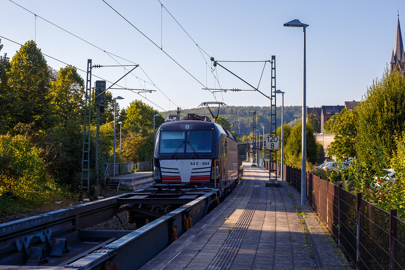 Die SIEMENS Vectron MS X4E – 664 / 193 664-0 (91 80 6193 664-0 D-DISPO) der BRCE - Beacon Rail Capital Europe (München) fährt am 17 September 2024 mit einem KLV-Zug durch den Bahnhof Kirchen (Sieg) in Richtung Siegen. Nochmals einen lieben Gruß an den freundlichen Lokführer zurück.

Die Multisystemlokomotive Siemens Vectron MS wurde 2017 von Siemens Mobilitiy in München-Allach unter der Fabriknummer 22244 gebaut. Sie wurde in der Variante A09 (Zulassungen für D / A / I) ausgeführt. Im Jahr 2022 erfolgte bie Siemens in München-Allach der Umbau in die Variante A22 und hat so die Zulassung für Deutschland, Österreich, die Schweiz, Italien und die Niederlande (D / A / CH / I / NL). So besitzt die Variante MS A22 folgende Zugsicherungssysteme: ETCS BaseLine 3, sowie für Deutschland (PZB90 / LZB80 (CIR-ELKE I)), für Österreich (ETCS Level 1 mit Euroloop, ETCS Level 2, PZB90 / LZB80), für die Schweiz (ETCS Level 2, ZUB262ct, INTEGRA), für Italien (SCMT) und die Niederlande (ETCS Level 1, ETCS Level 2, ATB-EGvv)

Die Lok wurde an die MRCE - Mitsui Rail Capital Europe GmbH in München ausgeliefert, seit September 2023 hat die Beacon Rail Metro Finance B.V. die Mitsui Rail Capital Europe B.V. (Amsterdam) und somit auch die Mitsui Rail Capital Europe GmbH im München übernommen, so firmiert sie nun als Beacon Rail Capital Europe GmbH, München (BRCE / DISPO).