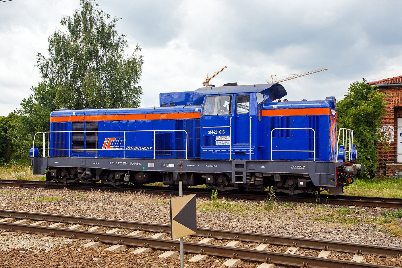 Die SM42-616 (98 51 8 620 817-1 PL PKPIC), eine Fablok 6Da (Typ Ls800E) der PKP Intercity, steht am 25 Juni 2017 beim Hauptbahnhof Posen (Poznań Gł�wny).

Die Lok wurde 1973 von FABLOK in Chrzan�w unter der Fabriknummer 8772 gebaut.

Mit der Absicht veraltete Rangier- und G�terzugdampfloks zu ersetzen, lie� die PKP (Polskie Koleje Państwowe, deutsch Polnische Staatsbahnen) eine Diesellok mittlerer Leistung als SM 42 entwickeln. Die Konstruktion war 1962 fertiggestellt, einen ersten Prototyp hatte Fablok in Chrzan�w im Juni 1964 fertiggestellt. Der Antrieb der Lok erfolgte durch einen aufgeladenen HCP Achtzylinder-Dieselmotor vom Typ a8C22, welcher den Hauptgenerator vom Typ LSPA-740 antreibt, der wiederum die vier elektrischen Gleichstromfahrmotore speist.

Der Prototyp (die SM42-001) absolvierte zun�chst umfangreiche Probeeins�tze. Zwei weitere Maschinen (SM42-002 und 003) mit sehr geringf�gigen �nderungen folgten im M�rz 1965. Weitere 20 Loks wurden noch im gleichen Jahr geliefert. Die eigentliche Serienproduktion begann 1967 und endete erst 1993 nach 1.856 Loks, davon gingen allein 1.153 Maschinen an die PKP. 

Angesichts des langen Produktionszeitraumes gab es nur wenige �nderungen. Die wichtigste ist der Ersatz der LSa-430 Fahrmotoren durch die vom Typ LSF-430 an der SM42-521. Zwar ist die SM42 keine besonders fortschrittliche Lok, doch erwies sie sich als solide und erfolgreiche Konstruktion.

Heute gibt es noch weitere Varianten (SP42 und SU42) sowie Modernisierungen (6Dg, 6Dk), aber die hier ist eine SM42 bzw. Fablok 6Da, Model Ls800E.

TECHNISCHE DATEN: 
Spurweite: 1.435 mm (Normalspur)
Achsanordnung: BoBo
L�nge �ber Puffer 14.240 mm
Drehzapfenabstand: 7.500 mm
Achsabstand im Drehgestell: 2.600 mm
Breite: 3.173 mm
H�he: 4.400 mm 
Treibraddurchmesser  (neu): 1.100 mm
Dienstgewicht: 72 t
Tankinhalt: 2.815 l 
Motor: HCP Achtzylinder-Dieselmotor vom Typ a8C22
Nennleistung: 588 kW (800 PS) 
Nenndrehzahl: 1000 1/min 
Gewicht des Motors: 8.800 kg
Hauptgenerator Typ: LSPA-740
Gewicht des Hauptgenerators: 4.350 kg
Hilfsgenerator Typ: LSPF-280
Traktionsmotore: 4 St�ck LSF-430 � 173 kW
Anfahrzugkraft: 219 kN 
Dauerzugkraft: 112 kN
Leistungs�bertragung: diesel-elektrisch
H�chstgeschwindigkeit: 90 km/h
Kleinste Dauergeschwindigkeit: 13 km/h
Maximale Achslast:  17,5 t
Kleinster befahrbarer Gleisbogen: R=50m
Bremsanlage: Oerlikon
