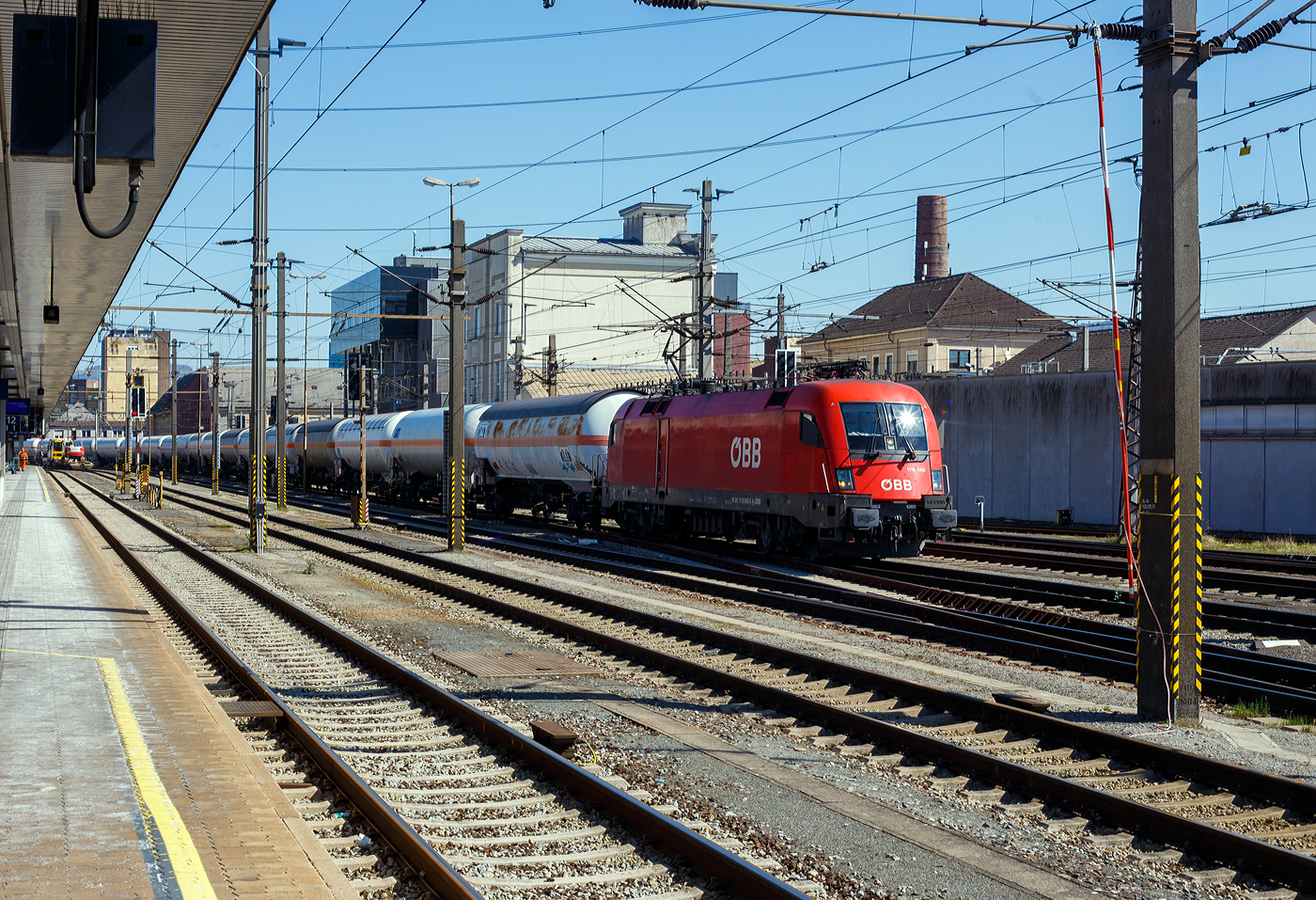 Die Taurus II - ÖBB 1116 060 (91 81 1116 060-5 A-ÖBB) der ÖBB-Produktion GmbH fährt am 04 April 2025 mit einem Druckgas-Kesselwagenzug durch den Hauptbahnhof Linz/Donau (A) in Richtung Wels. Im Hintergrund der Taurus II befindet sich übrigens auch die Geburtsstätte dieser Lok, das TS Werk Linz. 

Die Taurus II, eine elektrische Universallokomotive vom Typ SIEMENS ES64U2, wurde 2002 von Siemens im TS Werk Linz unter der Fabriknummer 20489 gebaut und an die ÖBB (Österreichische Bundesbahnen) geliefert. Sie hat die Zulassungen für Österreich, Deutschland und Ungarn, sowie eingeschränkt CH und CZ. 