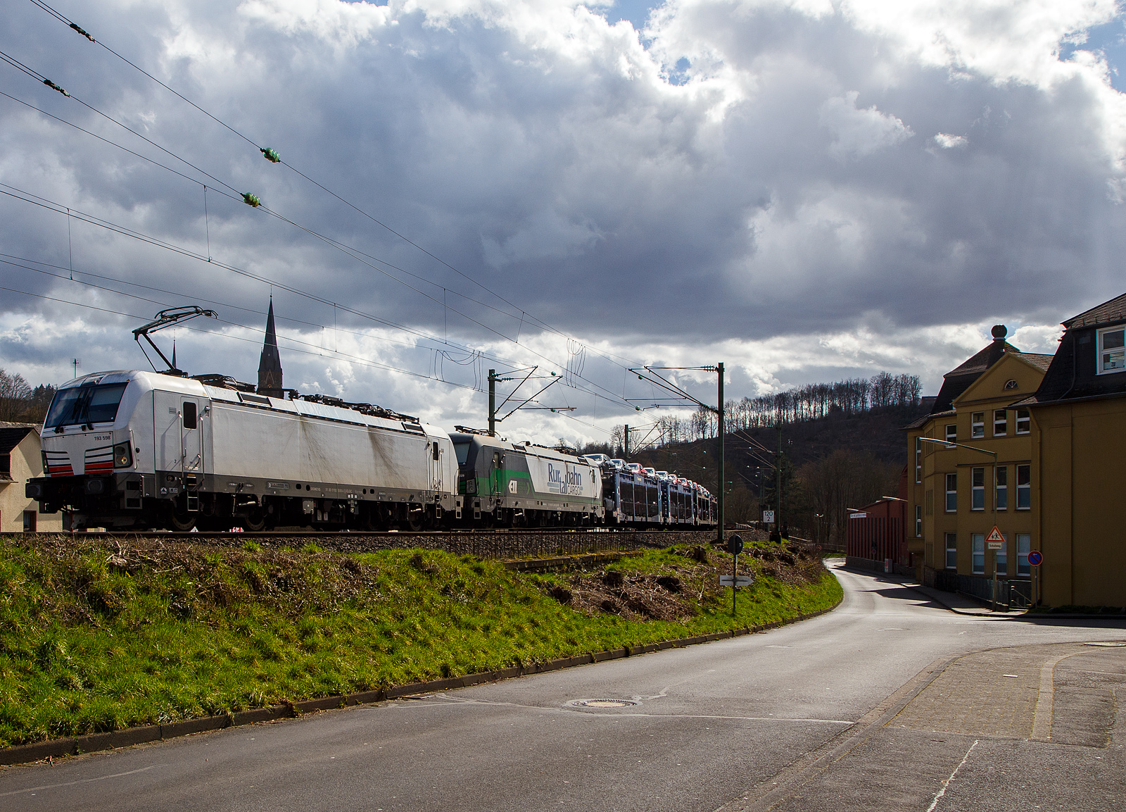 Die weiße SIEMENS Vectron MS 193 598-0 (91 80 6193 598-0 D-ELOC) fährt am 24.03.2023, mit der kalten SIEMENS Vectron AC 193 229-2 (91 80 6193 229-2 D-ELOC) und einem beladenen Autotransportzug, durch Kirchen (Sieg) in Richtung Siegen.

Beide SIEMENS Vectron sind Loks der ELL - European Locomotive Leasing (Wien) und an die RTB CARGO GmbH vermietet. Die Vectron MS 193 598-0 wurde 2020 unter der Fabriknummer 22868 und die Vectron AC 193 229-2 wurde 2015 unter der Fabriknummer 21963 jeweils von Siemens Mobilitiy in München-Allach gebaut.