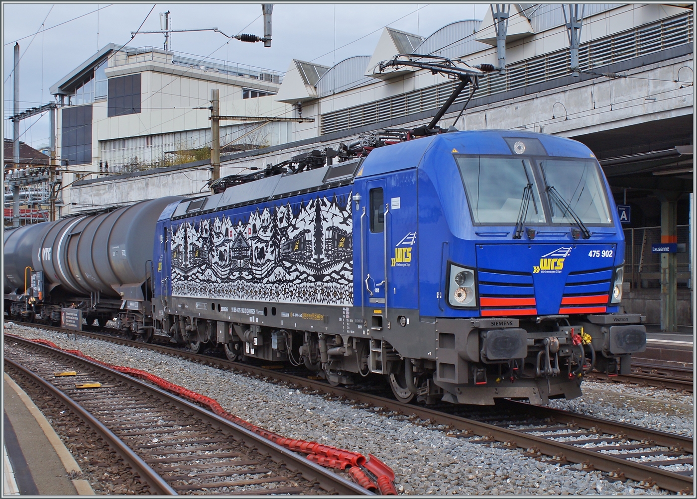 Die WRS Ae 475 902 (91 85 4475 902-3 CH-WRS) wartet in Lausanne mit einem Oel-Zug auf die Weiterfahrt in Richtung Wallis. Allem Anschein nach sind Gewicht der Lok und die Dimension des Drehgestells besonders bei höheren Geschwindigkeiten nicht geeignet, dass die Lok  Bogenschnell  fahren darf. Weitere Info liegen mir noch nicht vor, in diesem  Sinn - Fortsetzung folgt... 

17. Februar 2023
