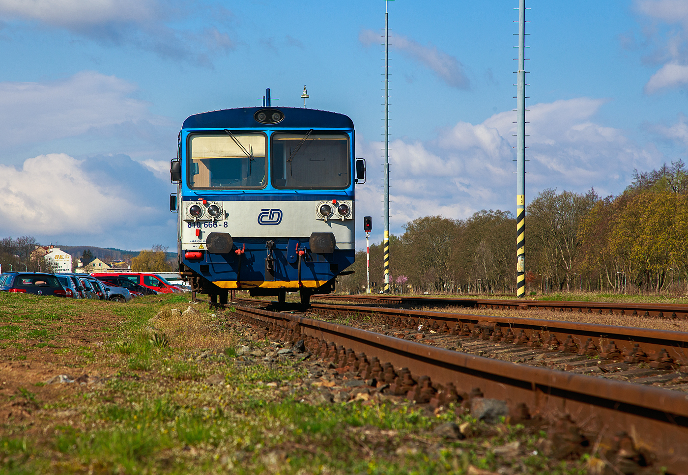 Die zur „RegioMouse“ modernisierte “Chc�p�k”  (Brotb�chse) bzw. der zweiachsige Dieseltriebwagen ČD 810 666-8 (CZ-ČD 95 54 5 810 666-8), ex ČSD M 152.0566, ist am 19.04.2023 beim Bahnhof Karlovy Vary doln� n�dra�� (Karlsbad unterer Bahnhof) abgestellt.