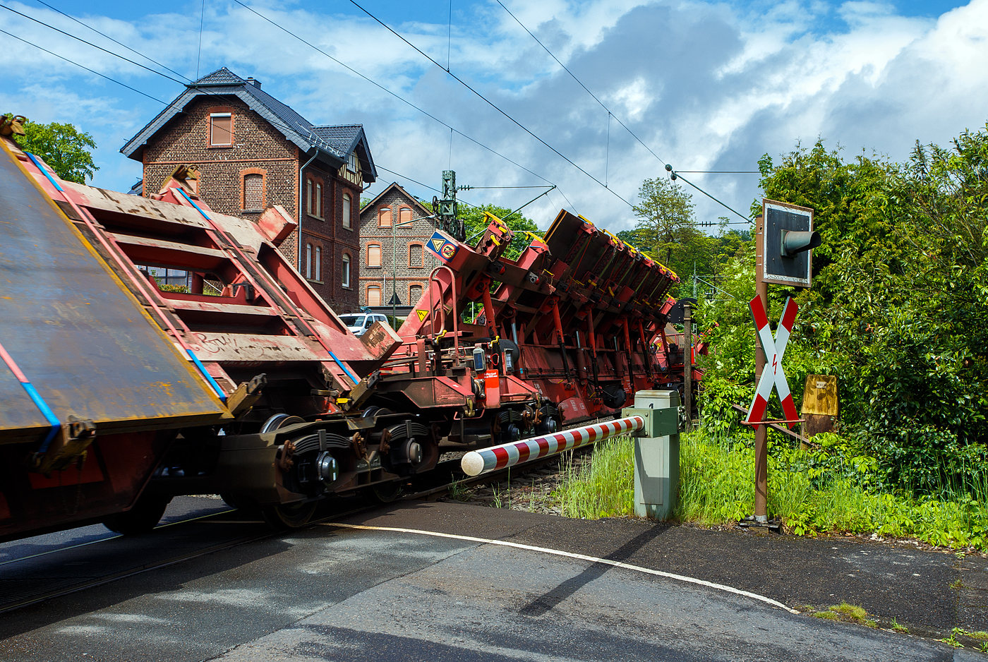 Drehgestellflachwagen f�r den Transport von Blechtafeln, 31 80 4726 080-3 D-DB, der Gattung Slps-u 725, der DB Cargo Deutschland AG am 20 Mai 2026 im Zugverband bei der Zugdurchfahrt in Kirchen/Sieg in Richtung Siegen. Hier beladen mit Gro�blechen mit einer Breite von ca. 4 m.
