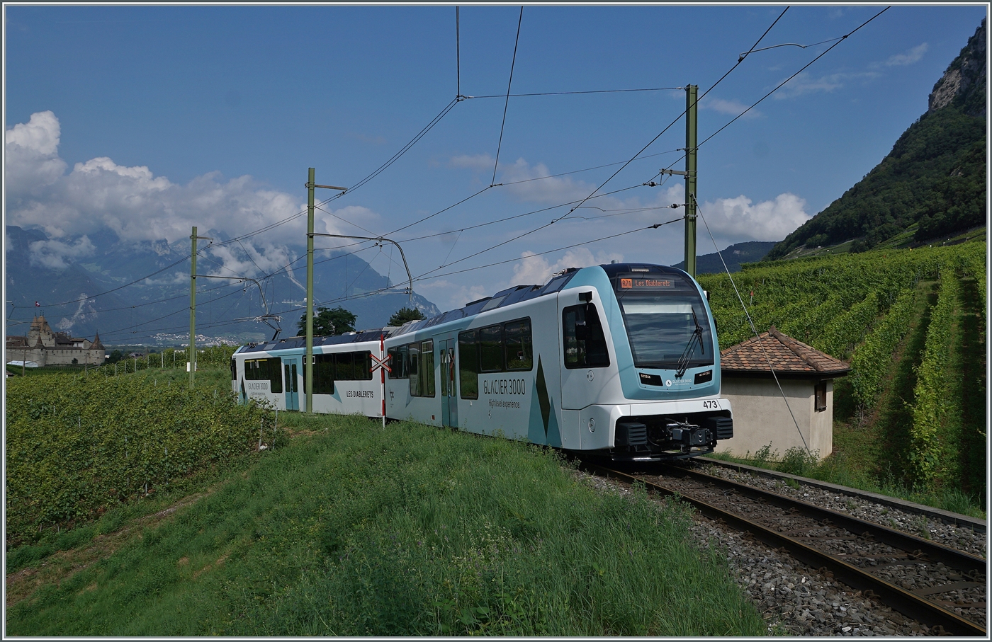 Drei Generationen ASD Triebzüge: Oberhalb von Aigle ist der neue ABe 4/8 473  Glacier 3000  auf dem Weg nach Les Diablerets. Die ABe 4/8 471 - 4773 ersetzen die BDe 4/4 401 - 404 Triebwagen. Ob dieser Zug auf auch eine solch lange Einsatzzeit wie seine Vorgänger verweisen kann wird die ferne Zukunft zeigen. 

3. August 2024