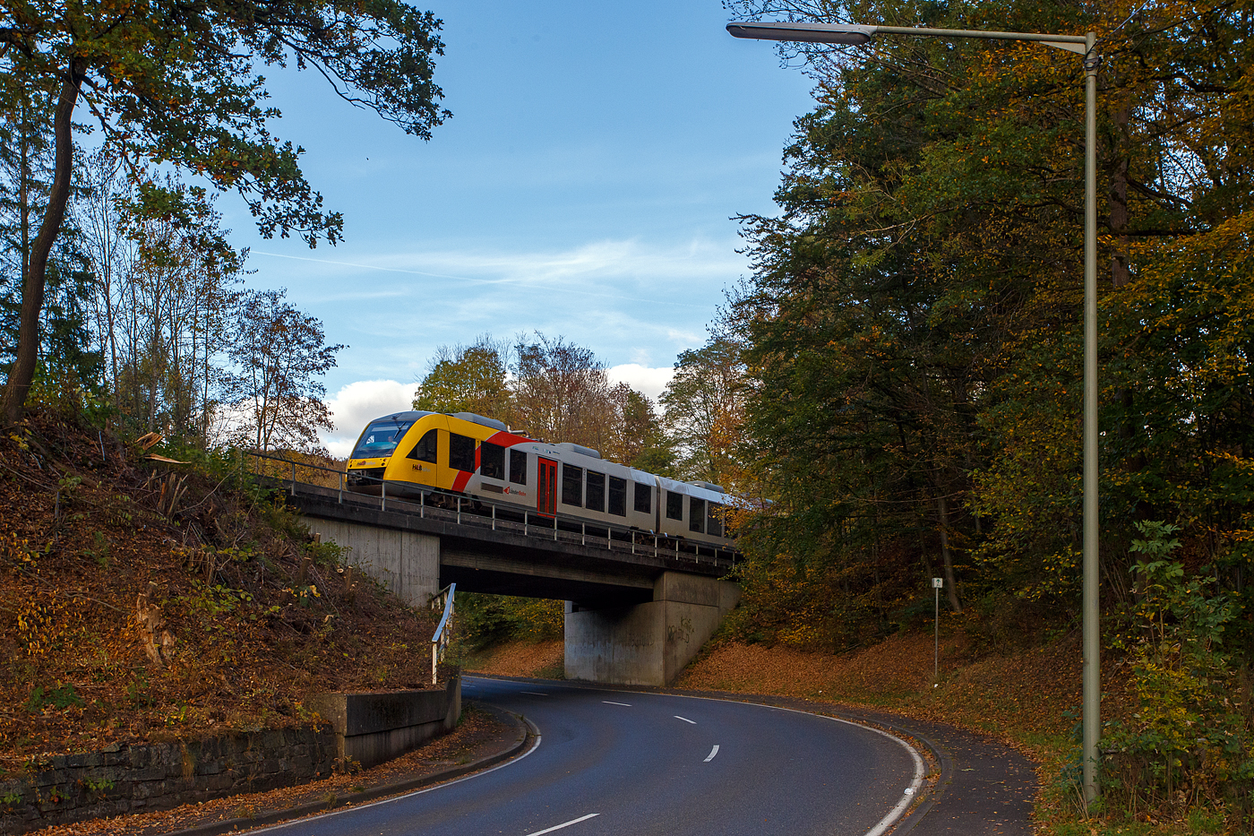 Ein Alstom Coradia LINT 41 der HLB (Hessische Landesbahn) fährt am 18 Oktober 2025, als RB 96  Hellertalbahn  (Dillenburg – Haiger – Herdorf – Betzdorf/Sieg), von Herdorf in Richtung Betzdorf/Sieg.