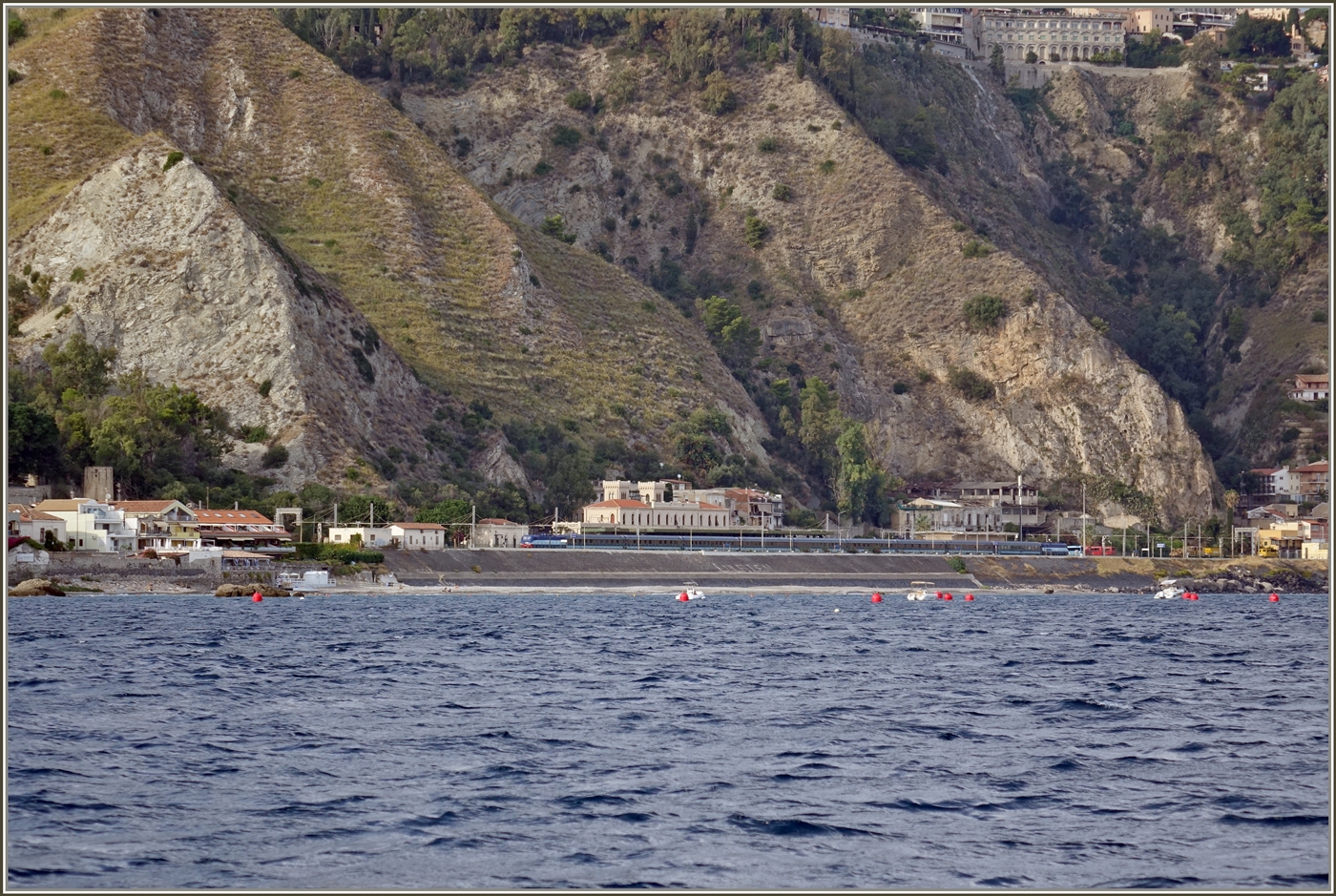 Ein Blick auf den Bahnhof Taormina Gardini vom Meer her: Dort steht während längerer Zeit ein recht lange Zug (ich hbe 10 Wagen gezählt) und zwei Lok, die ich nach Betrachten als E 464 einstufe. Aller Wahrscheinlichkeit handelt es sich um einen FS Treni Turistici Italiani (TTI)-Zug.

24. Sept. 2025 