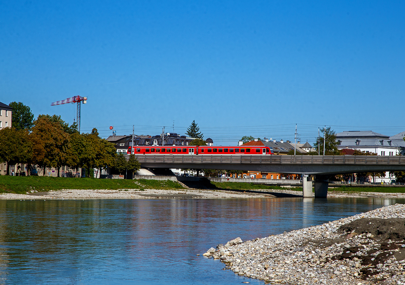 Ein Dieseltriebzug der Baureihe 628.4 /928.4 der SüdOstBayernbahn (SOB) zum DB RegioNetz gehörend, überquert am 12.09.2022 in Salzburg die Salzach und erreicht bald, den Hauptbahnhof Salzburg.

Diese Dieseltriebzüge der BR 628.4 /928.4 der SüdOstBayernbahn (SOB) fahren als RB 45 die Verbindung Salzburg- Freilassing - Mühldorf (Oberbay) – teilweise bis Landshut. 
