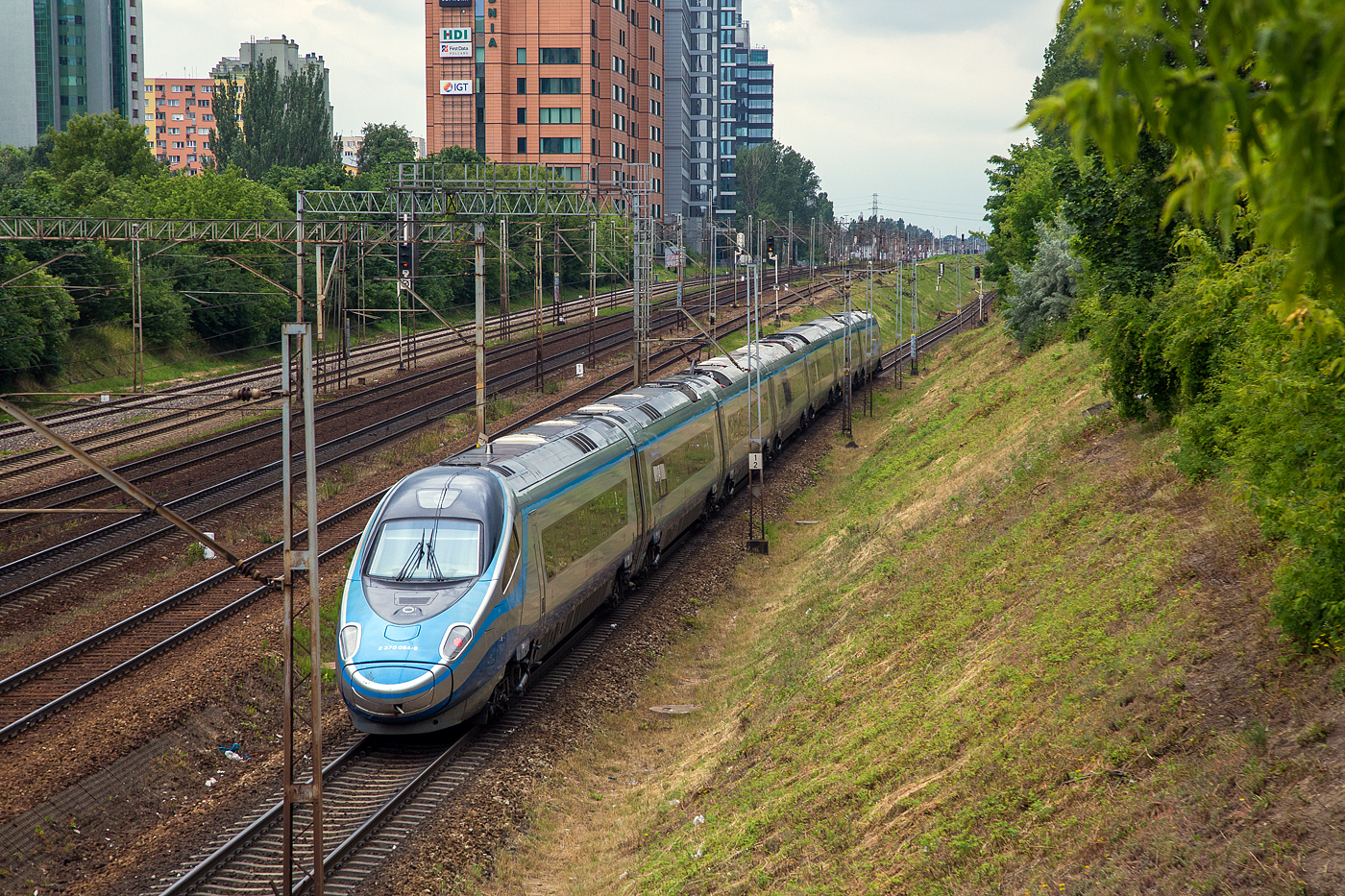 Ein Pinocchio  bzw. Astoro (Habicht) in Polen, so ist auch ein Hauch von Italien und der Schweiz in Polen, aber ohne Neigetechnik.....
Der Alstom ED 250-012 (2 370 084-8) ED250-012 der PKP Intercity (PKPIC) verlässt am 26 Juni 2017 als EIP (Express InterCity Premium) Warszawa (Warschau) und fährt Richtung Westen.

Die siebenteiligen Hochgeschwindigkeitszüge ohne Neigetechnik der Baureihe ED 250 gehören zur Alstom Produktfamilie Pendolino, sie erreichen eine Höchstgeschwindigkeit von 250 km/h und sind seit dem 14. Dezember 2014 als Express InterCity Premium planmäßig in Polen unterwegs. Der Express InterCity Premium (EIP) ist die höchste polnische Zuggattung.

Aber, auch wenn die siebenteiligen ED 250-Triebzüge zur Produktfamilie Pendolino (ähnlich ETR 600 und ETR 610) gehören, so wurde nicht die namensgebende Neigetechnik verbaut, da das Einsatzprofil der Züge in Polen keine signifikanten Vorteile durch Neigetechnik erfahren hätte. 

Ein ED 250-Triebzug besteht aus sieben Wagen, die von acht wassergekühlten Drehstrom-Asynchronmotoren mit einer Leistung von je 708 kW angetrieben werden. Der Wagenkasten wurde aus Aluminium gefertigt, als Zugsicherung sind verschiedene Systeme an Bord.

Die modernen elektrischen Triebzüge werden aktuell nur innerhalb Polens eingesetzt, hierbei wird ETCS Level 1 und 2 sowie SHP verwendet. Der Hersteller Alstom ist jedoch verpflichtet, den Einsatz in Deutschland, Österreich und Tschechien zu ermöglichen, was durch das Vorhandensein von LZB, PZB und Mirel bereits in der Grundkonzeption berücksichtigt wurde. Im Frühjahr 2017 begannen Testfahrten mit dem Ziel die notwendigen EBA-Zulassungen zu bekommen. 

TECHNISCHE DATEN: 
Nummerierung (UIC):  2 370 001–2 370 020 (vorderer Wagen)
Gebaute Anzahl:  20
Spurweite:  1.435 (Normalspur) 
Achsformel: 1A’A1’+1A’A1’+2’2’+2’2’+ 2’2’+1A’A1’+1A’A1’
Länge:  187.400 mm
Höhe:  4.100 mm
Breite:  2.830 mm 
Fußbodenhöhe:  1.260 mm
Radsatzfahrmasse:  17 t
Höchstgeschwindigkeit:  250 km/h
Dauerleistung:  5.664 kW
Stromsystem:  3000 V DC / 15 kV 16,7 Hz AC / 25 kV 50 Hz AC
Anzahl der Fahrmotoren:  8 (Drehstrom-Asynchronmotoren)
Kupplungstyp:  Scharfenbergkupplung
Sitzplätze: 402 (45 in der ersten und 357 in der zweiten Klasse)