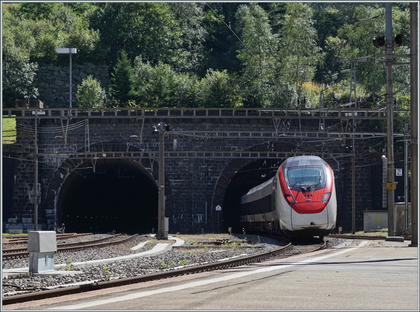 Ein SBB RABe 501  Giruno verschwindet in Göschenen im 15 Kilometer langen Gotthardtunnel. Guten ein Jahr lang kommen die Reisenden via Gotthard in den Genuss der prächtigen Landschaft entlang der Gotthard Strecke, ab dem 2. September 2024 wird die Fahrt dann wieder durch en Gotthard Basis Tunnel (GBT) gehen.

4. Sept. 2023