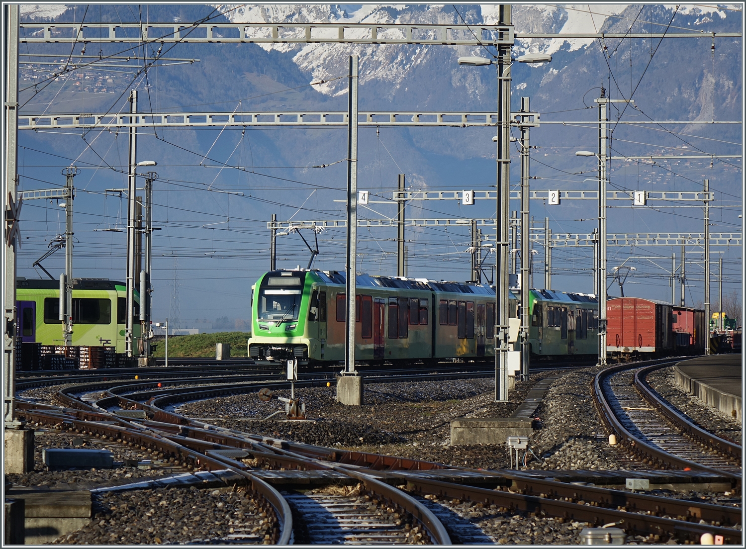 Ein Teleblick in Dépôt der TPC zeigt gleich zwei neue ABe 4/8 Triebzüge. 

18. Dez. 2023