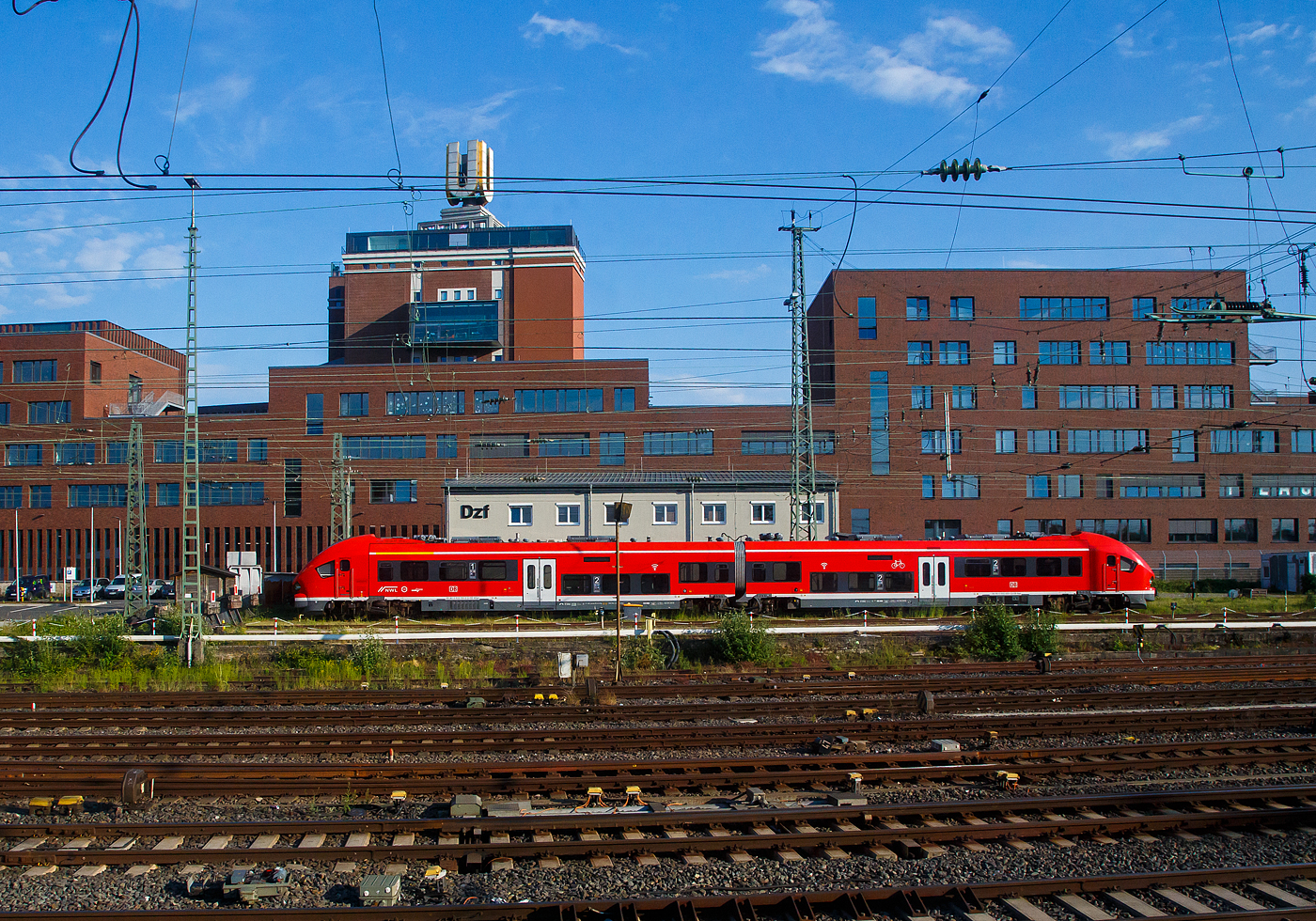 Ein zweiteiliger PESA LINK II der BR 632 der DB Regio AG NRW ist am 31.05.2022 beim Hauptbahnhof Dortmund angestellt.  Aufnahme aus dem Zug heraus.
