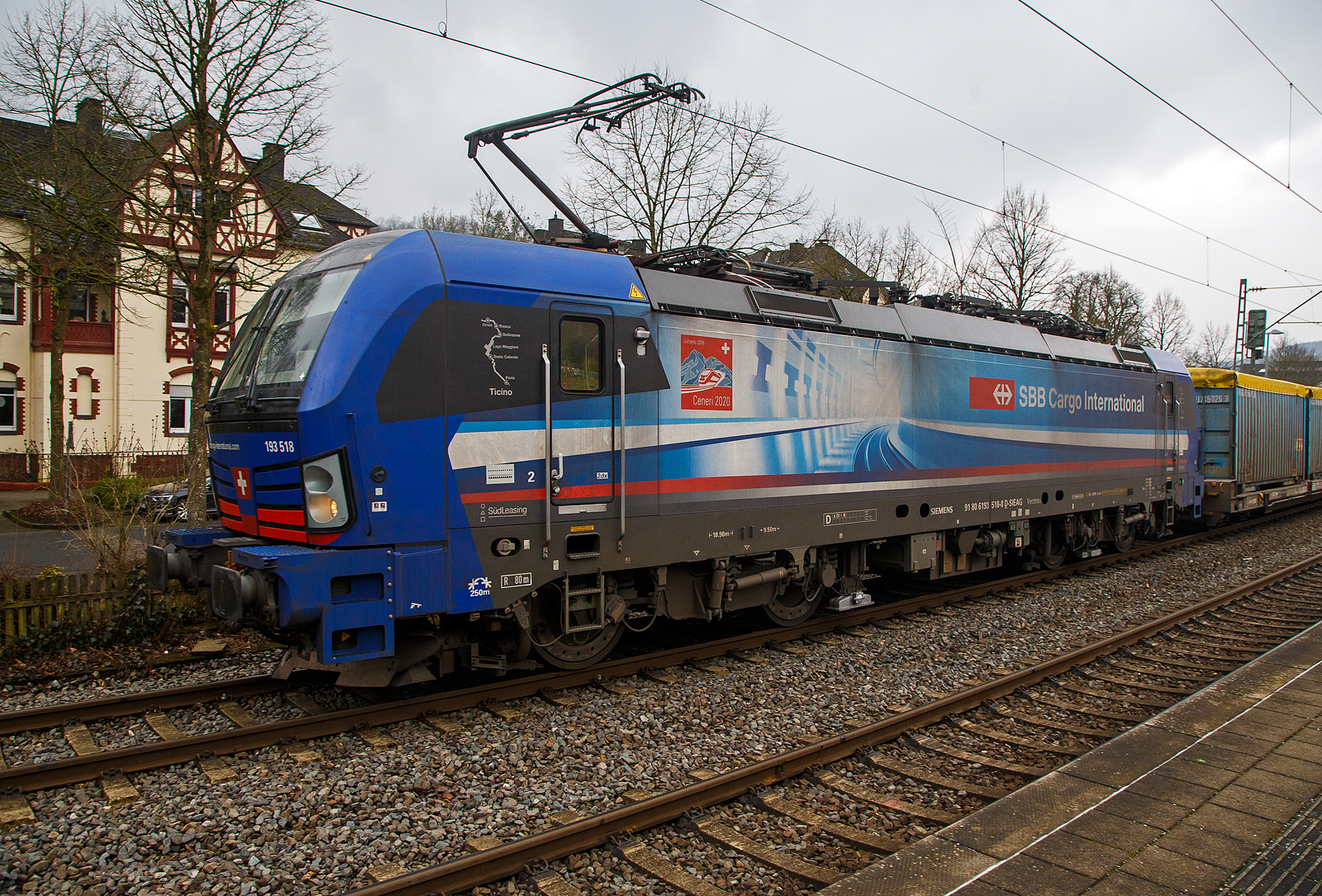 Eine deutsche Lok in Schweizer Diensten...
Die an die SBB Cargo International vermietete 193 518  Ticino  (91 80 6193 518-8 D-SIEAG) der SüdLeasing GmbH (Stuttgart, eingestellt in Deutschland durch Siemens) fährt am 23.02.2023, mit einem HUPAC KLV-Zug, durch Kirchen (Sieg) in Richtung Köln.

Die Siemens Vectron MS wurde 2019 von Siemens Mobilitiy in München-Allach unter der Fabriknummer 22700 gebaut. Eigentümer ist die SüdLeasing GmbH in Stuttgart (LBBW-Tochter) die 20 dieser Loks an die SBB Cargo International vermietet hat, eingestellt sind sie in Deutschland durch die Siemens Mobilitiy. Es besteht zudem eine Option für 20 weitere Fahrzeuge.

Diese Mehrsystem-Loks sind für den Einsatz auf dem Rhein-Alpen-Korridor vorgesehen und sind für den Betrieb in Deutschland, Österreich, Schweiz, Italien und den Niederlanden (DACHINL) ausgelegt. Sie verfügen über eine Leistung von 6,4 MW (160 km/h) und sind neben den nationalen Zugsicherungssystemen mit dem Europäischen Zugsicherungssystem (ETCS) ausgestattet.