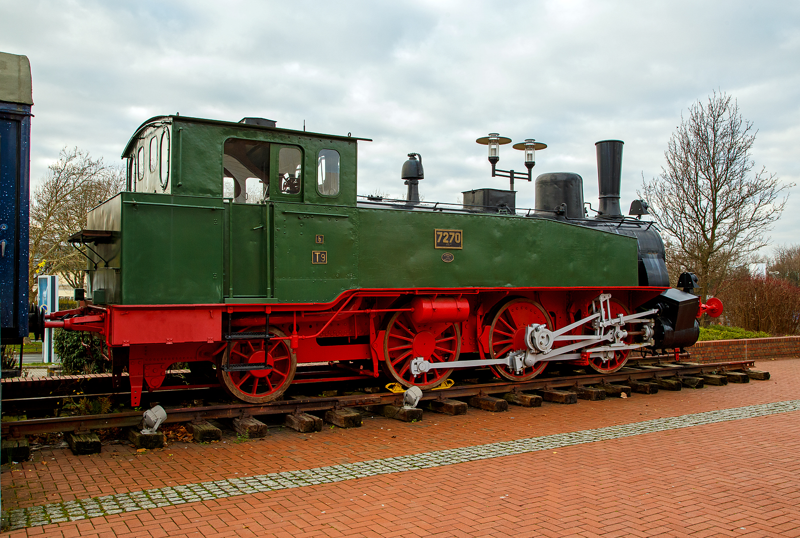 Eine der letzten erhaltenen preußischen T 9.1....
Die Denkmal-Dampflok „7270 Cöln“, ex DRG 90 009, ex KPEV 7270 Cöln, ex KPEV 1833 Cöln am 25.12.2018 vor dem Starlight Express Theater in Bochum. 

Die preußische T 9.1 wurde 1893 von A. Borsig in Berlin-Tegel unter der Fabriknummer 4431gebaut und als 1833 Cöln an die Königlich Preußische Staatseisenbahnen (K.P.St.E.) geliefert, 1906 erfolgte eine Umzeichnung in Preußische Staatsbahn (P.St.B.) T9 Cöln 7270.  Zum 1. April 1920 gingen die Länderbahnen in den Deutschen Reichseisenbahnen auf, so erfolgte die Umzeichnung in DRG 90 009. Im Jahr 1925 wurde sie ausgemustert und an Pfeifer & Langen als Werkslok für die Zuckerfabrik Euskirchen verkauft. Dort blieb sie bis 1968 und ging dann die Deutsche Gesellschaft für Eisenbahngeschichte e.V. (DGEG) und war bis 1973 in Erndtebrück abgestellt und kam dann nach Bochum-Dahlhausen. Nach der Restaurierung 2015 bei Interlok in (Piła in Polen) wurde sie vor der Starlighthalle in Bochum aufgestellt.

Nur eine weitere T 9.1 ist erhalten geblieben diese steht im Süddeutschen Eisenbahnmuseum Heilbronn als Cöln 1857, ex DRG 90 042,  ex 7294 Cöln.

Die vereinzelt in preußischen Regionen beschafften C 1-Lokomotiven, hauptsächlich die Bauarten Elberfeld und Langenschwalbach, waren zunächst speziell für besondere Einsatzstrecken entstanden. Als es Anfang der 1890er Jahre zu einer Steigerung des Güterverkehrs kam, sah sich auch die Preußische Staatsbahn zur Entwicklung einer 3/4 gekuppelten Tenderlok genötigt. Im Abstand von wenigen Wochen kamen zum Jahreswechsel 1892/93 zu Vergleichszwecken von Borsig in Berlin eine C1´n2t und von Union in Königsberg eine 1´Cn2t zur Auslieferung. Später unterschied man sie in die Gattungen T 9.1 und T 9.2. Die Loks wurden aus praxisnaher Sicht gerade wegen Zuverlässigkeit und Laufruhe gelobt. Nicht umsonst wurde die Bauart in die Normalien aufgenommen und weiterbeschafft. Für die T 9.1 galt das Musterblatt III-4f.

Bis zum Jahre 1901 nahm die Königlich Preußische Eisenbahn-Verwaltung (KPEV) insgesamt 420 Lokomotiven dieser Bauart in Betrieb. Neben Borsig beteiligten sich auch die Lokfabriken Grafenstaden, Hanomag, Henschel, Hohenzollern, Schichau und Union am Bau der T 9.1, die in allen zwanzig Direktionen der KPEV zum Einsatz kamen. Weitere fünfzehn bauartgleiche Loks gingen an deutsche Privatbahnen und auch die Schantungbahn im deutschen Pachtgebiet Kiautschou in China erhielt sechs Loks zugeteilt. Bis zum ersten Weltkrieg blieb der Bestand weitgehend unverändert. 

TECHNISCHE DATEN:
Gebaute Anzahl: 426
Hersteller:  Borsig, Grafenstaden, Hanomag, Henschel, Hohenzollern, Schichau, Union-Gießerei
Baujahre:  1892–1901
Bauart:  C1' n2t
Spurweite:  1.435 mm (Normalspur)
Länge über Puffer:  11.320 mm
Dienstgewicht: 54,5 t
Höchstgeschwindigkeit:  60 km/h
Treibraddurchmesser:  1.350 mm
Laufraddurchmesser (hinten): 1.000 mm
Zylinderanzahl:  2
Zylinderdurchmesser:  430 mm
Kolbenhub: 630 mm
Kesselüberdruck: 12 bar
Leistung: 530 PS
Wasservorrat: 5,8 m³
Kohlevorrat: 1,5 t