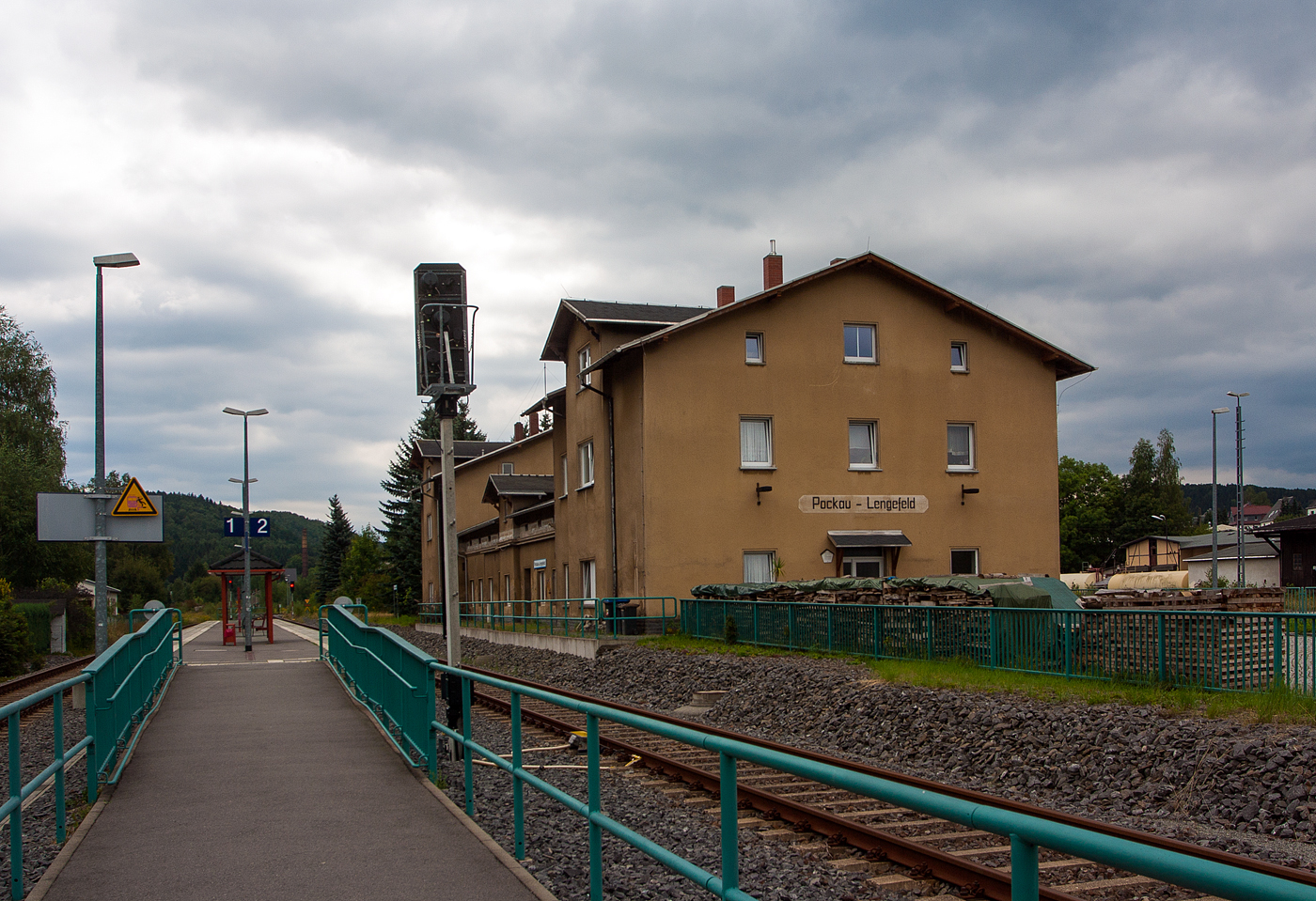 Empfangsgebäude vom Bahnhof Pockau-Lengefel am 26 August 2013 von der Durchgangsgleisseite der Strecke Reitzenhain–Flöha (KBS 519).

Der Bahnhof Pockau-Lengefeld ist ein lokaler Bahnknotenpunkt in Sachsen. Hier zweigt die Bahnstrecke Pockau-Lengefeld–Neuhausen von der Bahnstrecke Reitzenhain–Flöha ab. Die Station und beide Strecken wurden 1875 eröffnet.

Heute hat der Bahnhof viel von seiner früheren Bedeutung verloren, auch das ehemalige Bahnbetriebswerk Pockau-Lengefeld wurde in den 2000er Jahren geschlossen. Auf dem Abschnitt Pockau-Lengefeld–Marienberg findet seit 2013 kein regelmäßiger Personenverkehr mehr statt, auf der Relation Chemnitz–Flöha–Pockau-Lengefeld–Olbernhau verkehrt die RB 81 der Erzgebirgsbahn im Schienenpersonennahverkehr montags bis freitags im Stundentakt mit Taktlücken mittags und abends. Am Wochenende verkehrt sie generell nur zweistündlich.