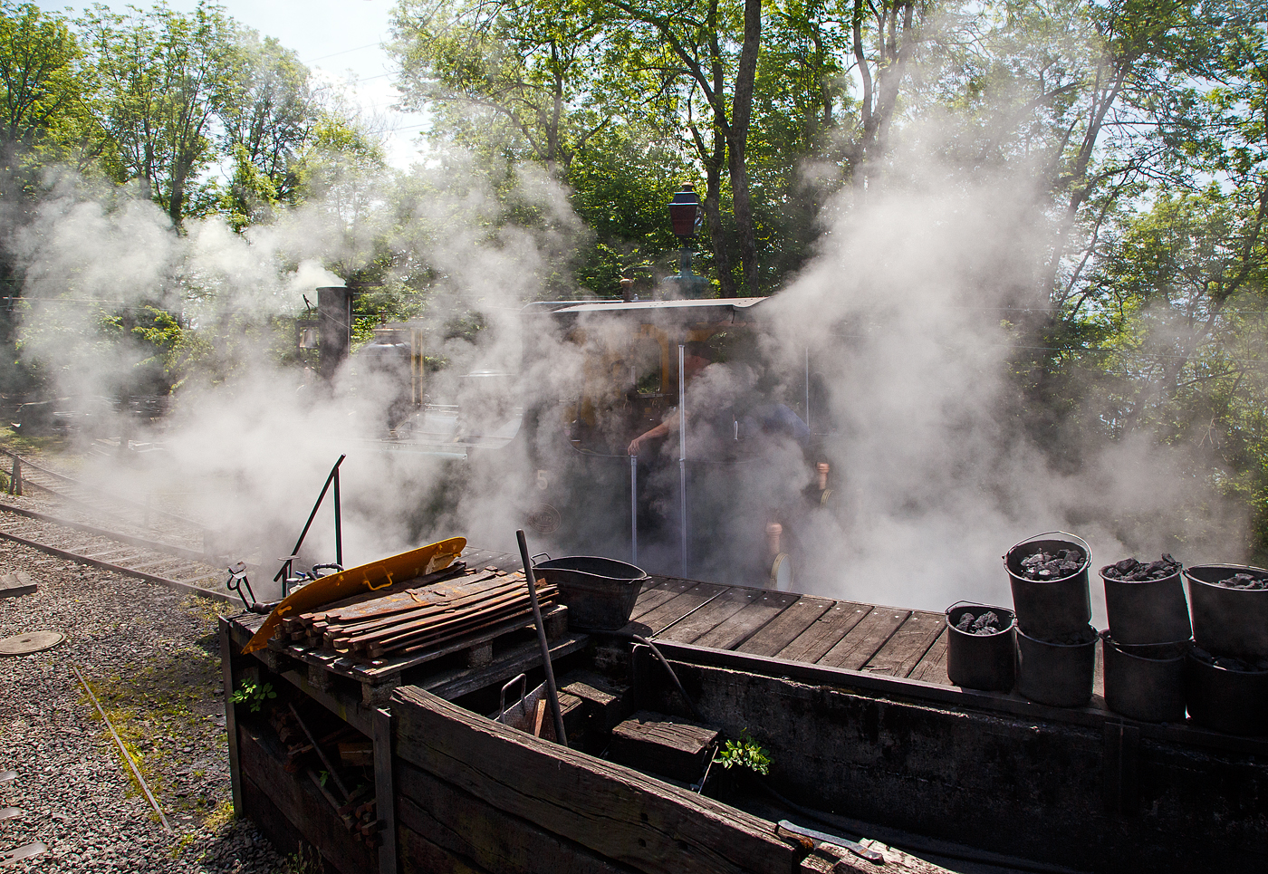 Es raucht und dampft, Museumsbahn-Romantik pur – Pfingsten 2023 (Samstag 27. bis Montag 29. Mai 2023) fand bei der Museumsbahn Blonay–Chamby das Schweizer Dampffestival 2023 / Festival suisse de la Vapeur 2023 statt. 

Die G 3/3 LEB N° 5  Bercher  der Museumsbahn ist am 27.05.2023 bei der Dampflok-Wartungsstelle beim Museumsareal in Chaulin zum Kohlefassen, wobei durch den Rauch und Dampf sieht man recht wenig von der Lok.