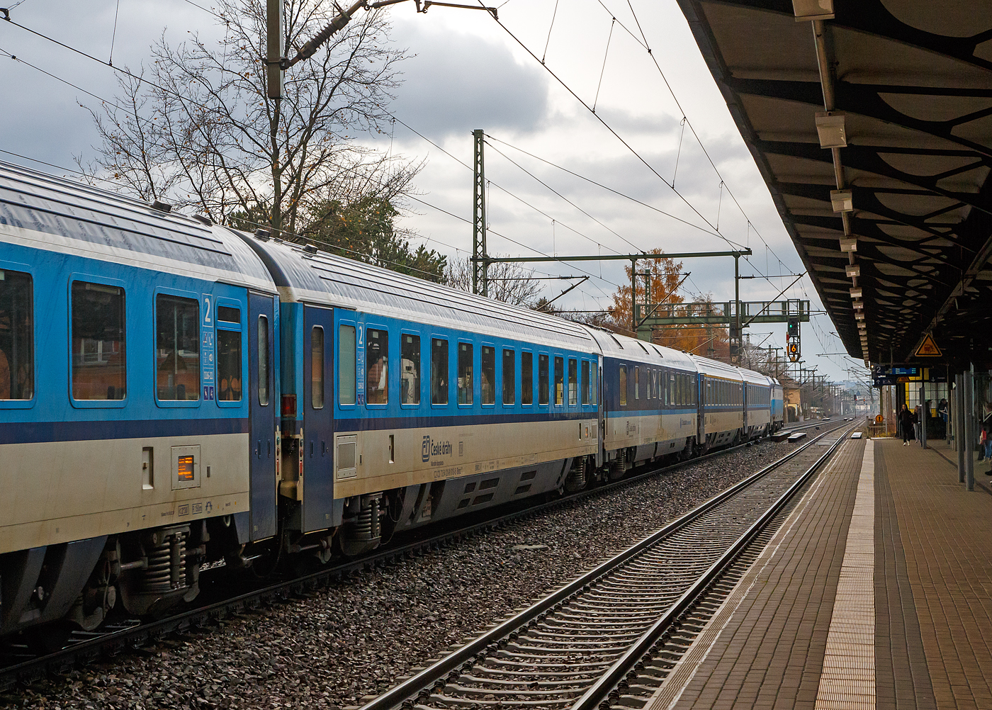 EuroCity 2. Klasse klimatisierter Abteilwagen (Reisezugwagen) CZ-ČD 73 54 21-91 013-5 der Gattung Bmz 245, der ČD - České dráhy (Tschechischen Eisenbahnen) am 07.12.2022, im Zugverband eingereiht in den EC 378  „Berliner“ (Praha hl.n – Dresden Hbf - Berlin Hbf (tief) - Hamburg Hbf - Kiel Hbf), bei der Zugdurchfahrt in Dresden-Strehlen.

Davor der Speisewagen der Gattung WRmz815 sowie zwei 1. Klasse Wagen der Gattung Ampz143.