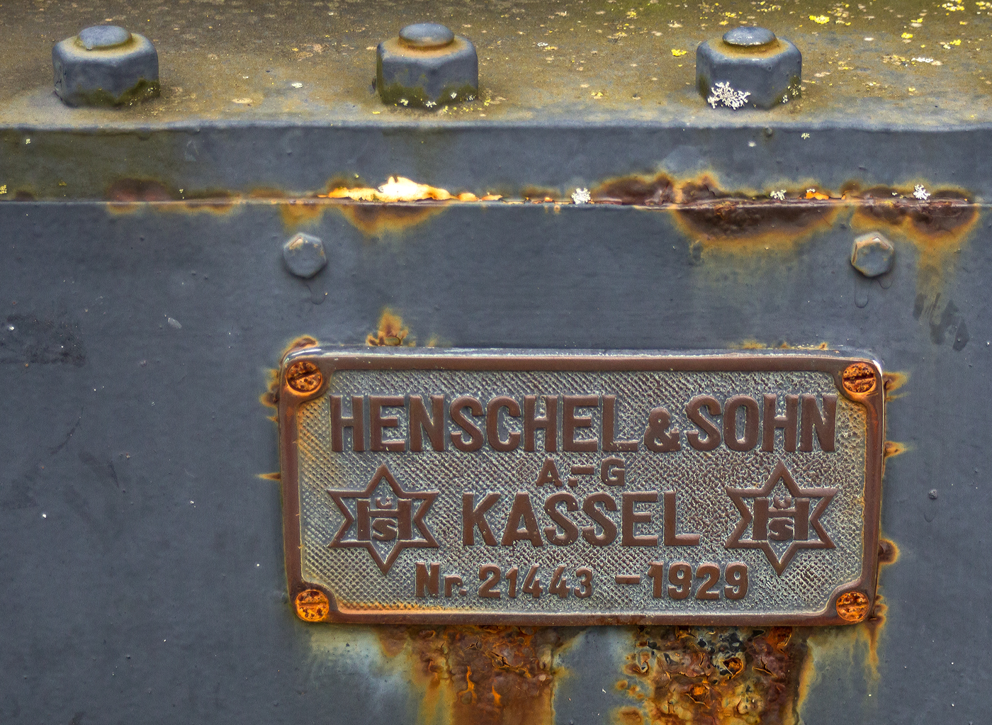 Fabrikschild der letzten Wangerooger Dampflokomotive, die Deutsche Bundesbahn 99 211, ex DR 99 211, seit Juli 1968 als Denkmal beim alten Leuchtturm beim Bahnhof von Wangerooge abgestellt, hier am 12 März 2024.