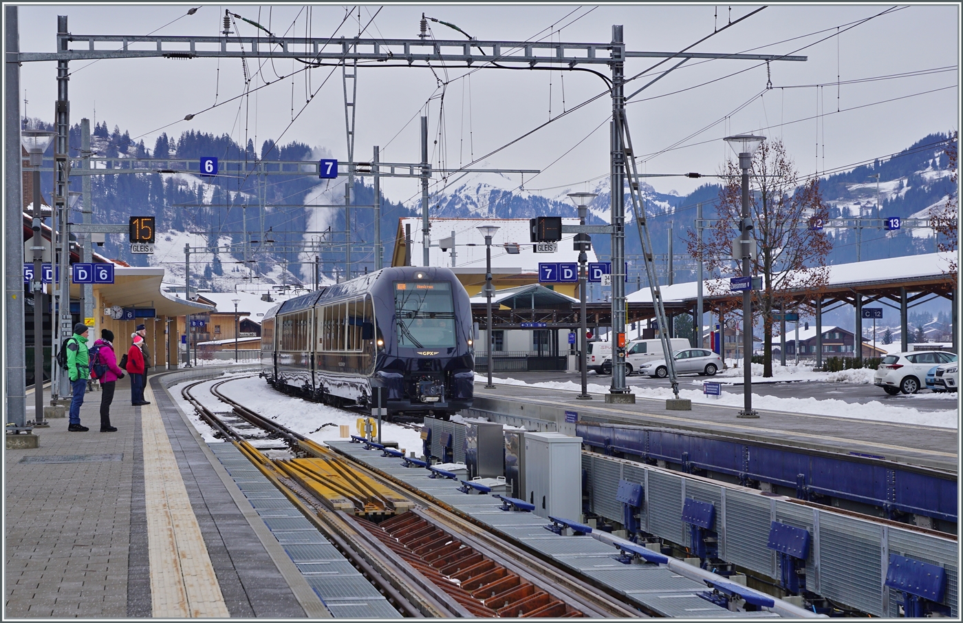 Faszination Spurwechsel: Nachdem der Lokwechsel vollzogen ist und es Zeit f�r die Abfahrt ist, verl�sst der Zug Zweisimmen in Richtung Montreux: Die Schmalspur MOB Ge 4/4 8002 schiebt die noch auf der Normalspur rollenden Wagen nun durch die Umspuranlage.

15. Dezember 2022