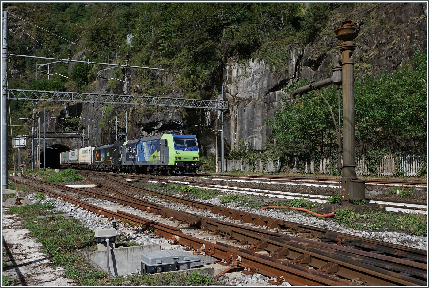 Gerade zu genial hingegen zeigen sich die Fotografie Möglichkeiten in der Gegenrichtung: Die BLS Re 485 und eine Re 475/193 an der Spitze eines Güterzug verlassen den 169 langen Tunnel  Iselle  und fahren durch den Bahnhof von Iselle di Trasquera. 

12. Sept.  2024