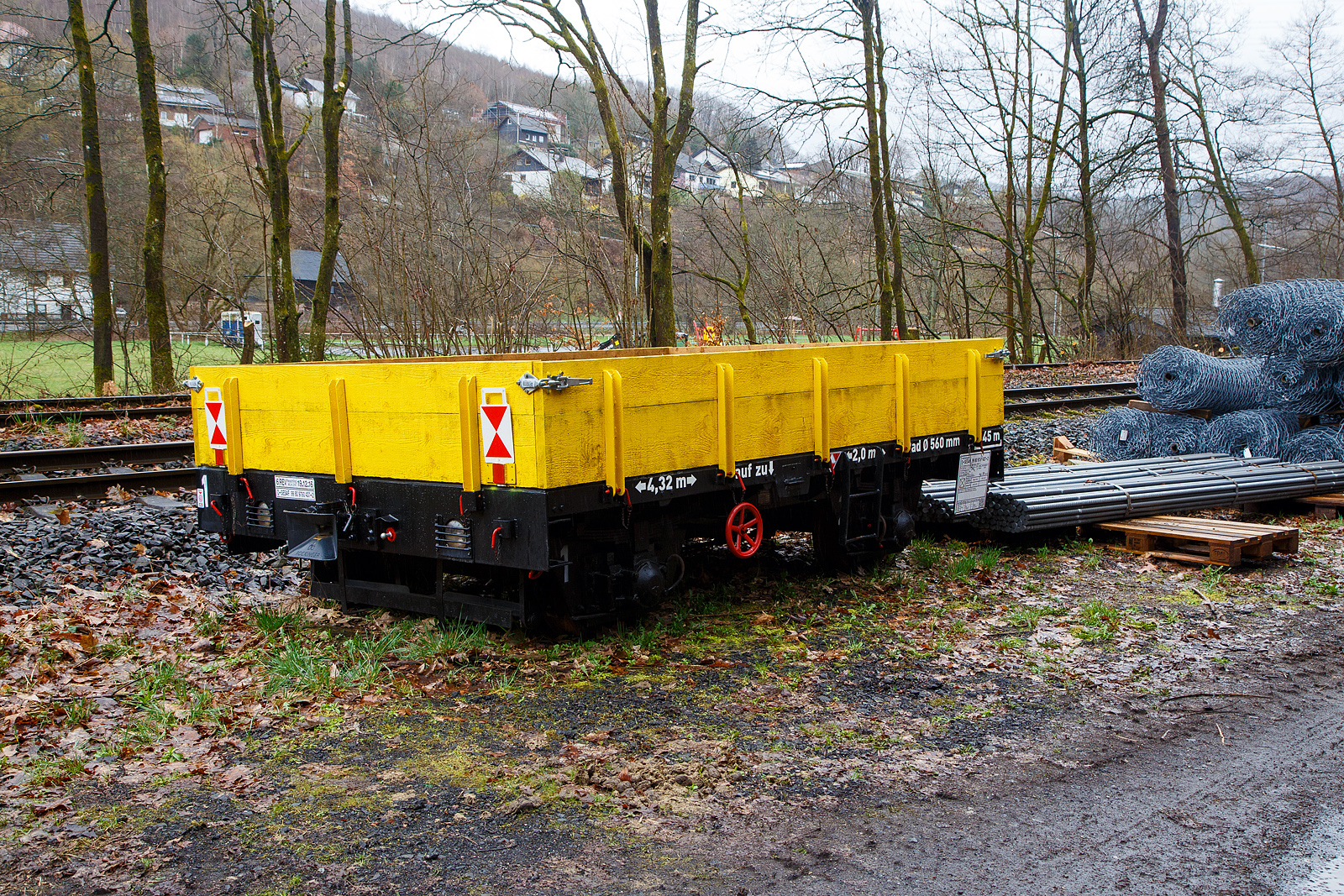 Gleiskraftwagenanh�nger GKW-A, Kleinwagen D-SESAF 99 80 9750 437-2 der SES Aus- und Fortbildung e.K. (Horst), abgestellt am 01.04.2023 beim Hp Gr�nebach Ort (an der Hellertalbahn). Dahinter liegen Stahlnetze und Material wohl f�r die Hangsicherung beim Hp. K�nigstollen.

TECHNISCHE DATEN:
Spurweite: 1.435 mm (Normalspur)
L�nge �ber Kupplung: 4.320 mm
Achsabstand: 2.000 mm
Laufraddurchmesser: 560 mm
L�nge der Ladefl�che: 3.450 mm
Eigengewicht: 3,4 t
Nutzlast: 8 t
Zul. Geschwindigkeit (Hg): 20 Km/h (urspr�nglich 60 km/h)
