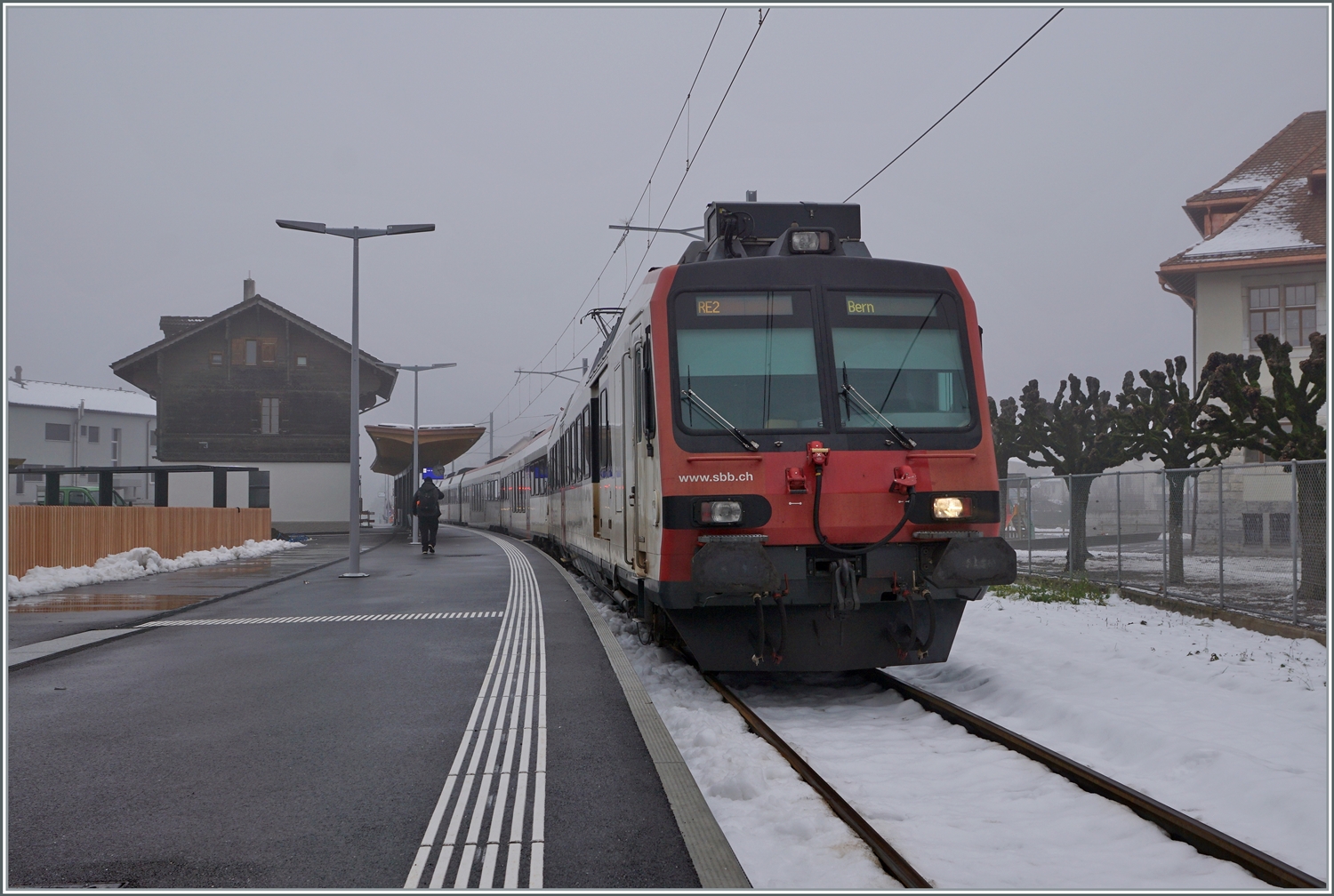 Gute zwei Jahre später stehe ich praktisch an der selben Stelle, wieder ist es neblig, aber sonst hat sich viel getan: ein SBB RBDe 560 ist als RE2 von Bulle kommend in Broc Village angekommen. Der Zug wird als RE2 nach gut zehn Minuten nach Bern abfahren. Die weiterführende Strecke nach Broc Fabrique (hinter meinem Rücken) ist noch immer im Umbau, so dass die kleine Station Broc Village für eine paar Monate zur Zugsend- und Ausgangstation wird.

15. Dezember 2022