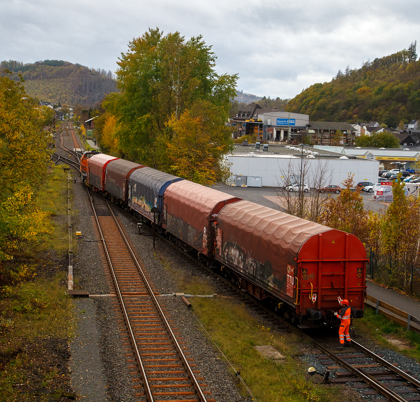 Herdorf 07.11.2022:
Nun hat der Rangierer die Weiche umgestellt und die KSW 44 (92 80 1271 004-4 D-KSW) eine MaK G 1000 BB der KSW (Kreisbahn Siegen-Wittgenstein), kann ihren Güterzug aufs andere Gleis von dem KSW Rangierbahnhof Herdorf (Freien Grunder Eisenbahn KSW NE447 / DB-Nr. 9275) zurückdrücken.
