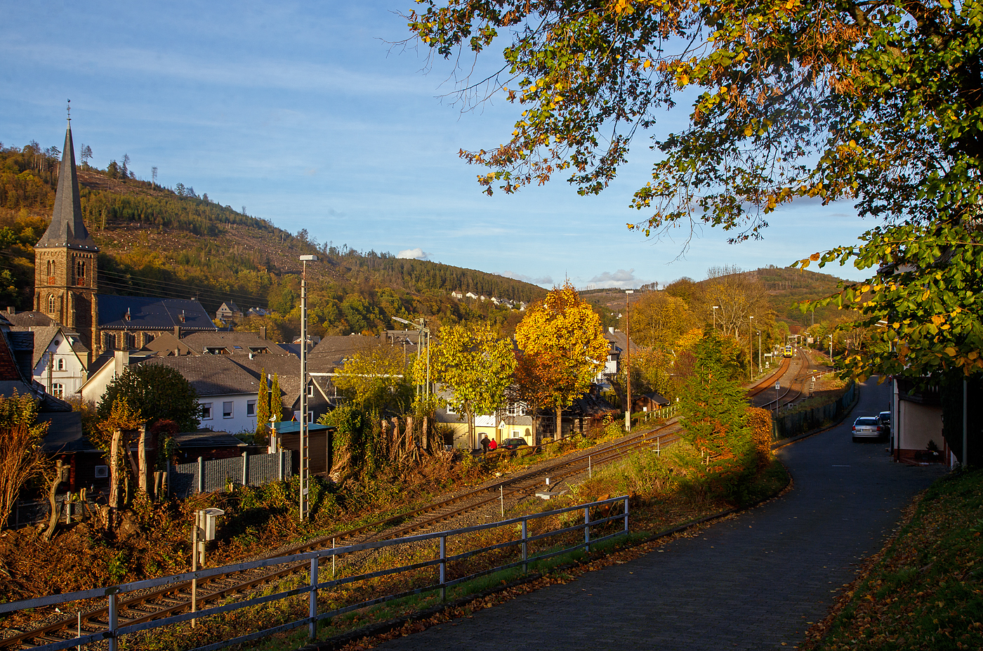 Heute Morgen bis zum Nachmittag sah es noch nicht danach aus, aber ab dem späten Nachmittag war Indian Summer.....
Zudem wurde in Herdorf an der Strecke der Hellertalbahn (KBS 462), zwischen dem Einfahrtsignal aus Betzdorf kommend und dem Bahnhof, großzügig freigeschneiten und Bäume gefällt. So ist nun eine neue Fotostelle entstanden. Was jetzt noch fehlt wären besondere Züge, wie früher in den 70/80er Jahren der TEE VT 11.5 (Baureihe 601). So muss mit der HLB vorlieb nehmen.

Hier am 25.10.2022 ein Blick auf die Strecke, hinten rechts der Bahnhof Herdorf, wo gerade der VT 502 der HLB (Hessische Landesbahn GmbH) als RB 96  Hellertalbahn  (Dillenburg –Herdorf – Betzdorf) hält.