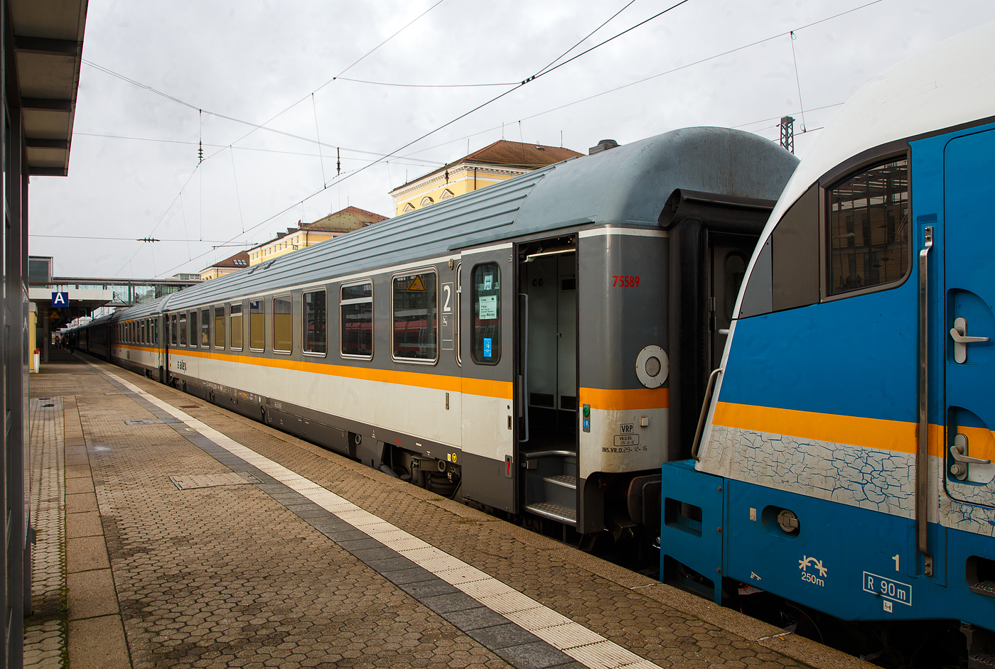 Hier nun in am 24.11.2022 im Bf Regensburg....
Der 2. Klasse alex-Schnellzugwagen I-DBL 61 83 21-90 788-2 der Gattung Bmz der Die Länderbahn GmbH, eingereiht als Wagen 262 in den alex RE 25 (Schwandorf – Regensburg – München). Der Wagen ist vermutlich ein ehemaliger FS Eurofima- Reisezugwagen (UIC-Typ Z) und daher weiter in Italien registriert. 

TECHNISCHE DATEN:
Spurweite: 1.435 mm
Länge über Puffer: 26.400 mm
Drehzapfenabstand: 19.000 mm
Achsstand im Drehgestell: 2.560 mm
Leergewicht: 47 t
Höchstgeschwindigkeit: 200 km/h
Zulassungen: RIC (AC mehrspannungsfähig)
Sitzplätze: 66 in der 2. Klasse in 
Abteile: 11 Abteilen mit je 6 Plätzen, 1 Dienstabteil
Toiletten: 1
Bremsbauart: WU-R

