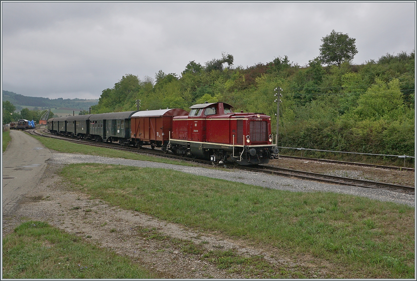 Ich stand bedeutend besser, als der Zug nicht kam und ich vermutet, dass er schon vorbeigefahren ist, was sich, wie dies Foto zeigt als Fehler erwies: Die Diesellok 211 041-9 (92 80 1211 041-9 D-NeSA) fährt mit ihrem  Morgenzug  durch den Bahnhof Fützen.

27. August 2022. 
