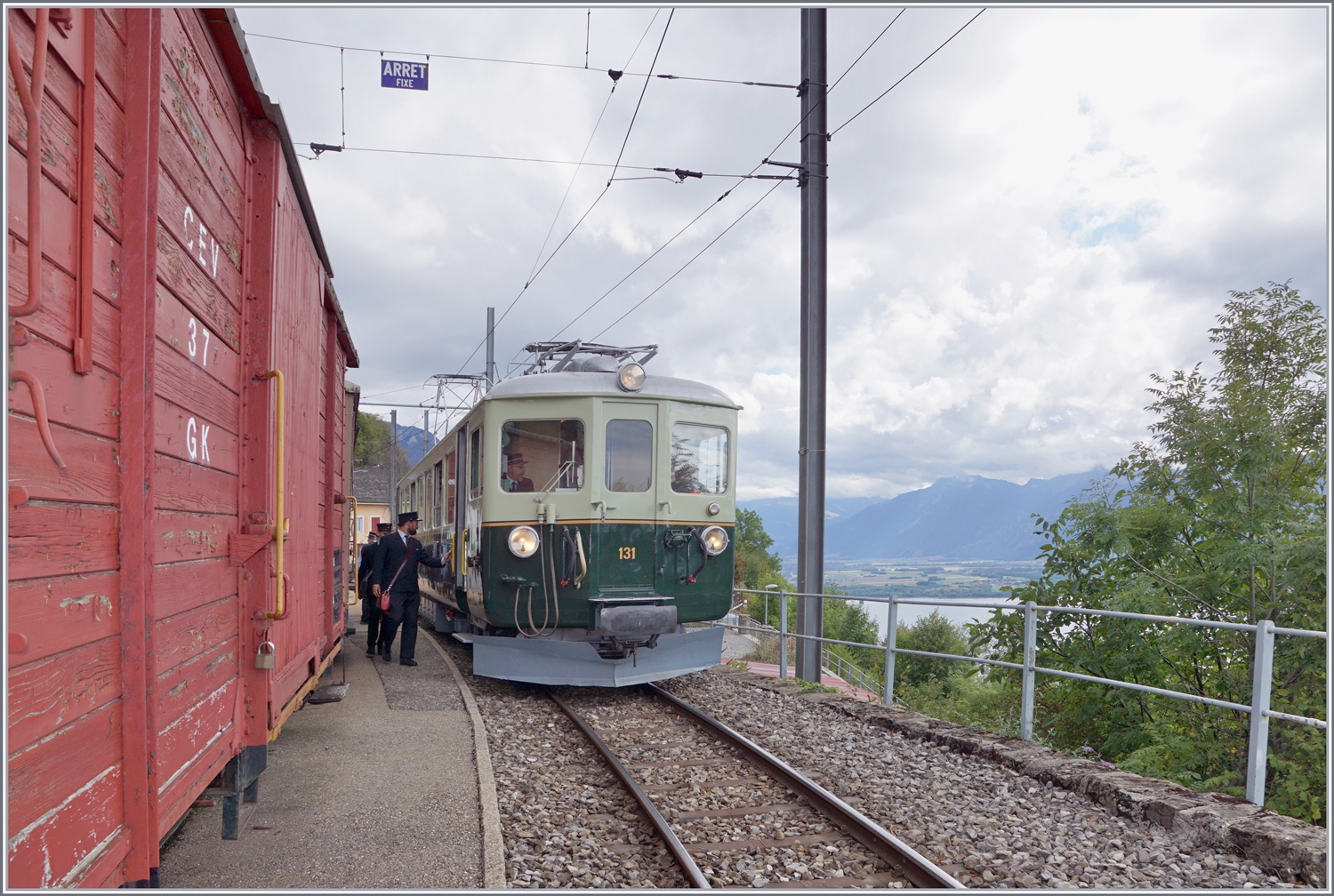  Il était une fois... les années 40 / Es war einmal: die 40er Jahre  - und damals konnte es schon vorkommen, dass ein CEV Gütewagen (angeschnitten links im Bild) dem  neuen  GFM Ce 4/4 131 begegnen, wenn wohl kaum hier in Chamby sondern in Châtel St-Denis oder vielleicht in Montbovon.

 
11. Sept. 2022