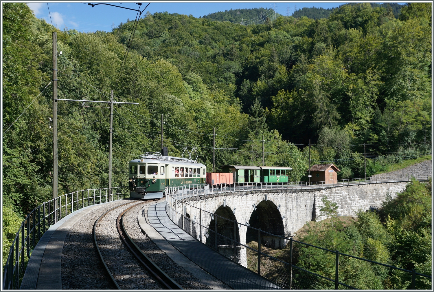 Il était une fois... les années 40 / Es war einmal: die 40er Jahre -  Zu Gast war der zum Thema perfekt passende GFM Ce 4/4 131 von GFM Historique. Und so geht der Blick zurück auf den Ce 4/4 131 welcher mit einem GmP den Baye de Clarens Viadukt in Richtung Blonay überquert.

11. Sept. 2022 