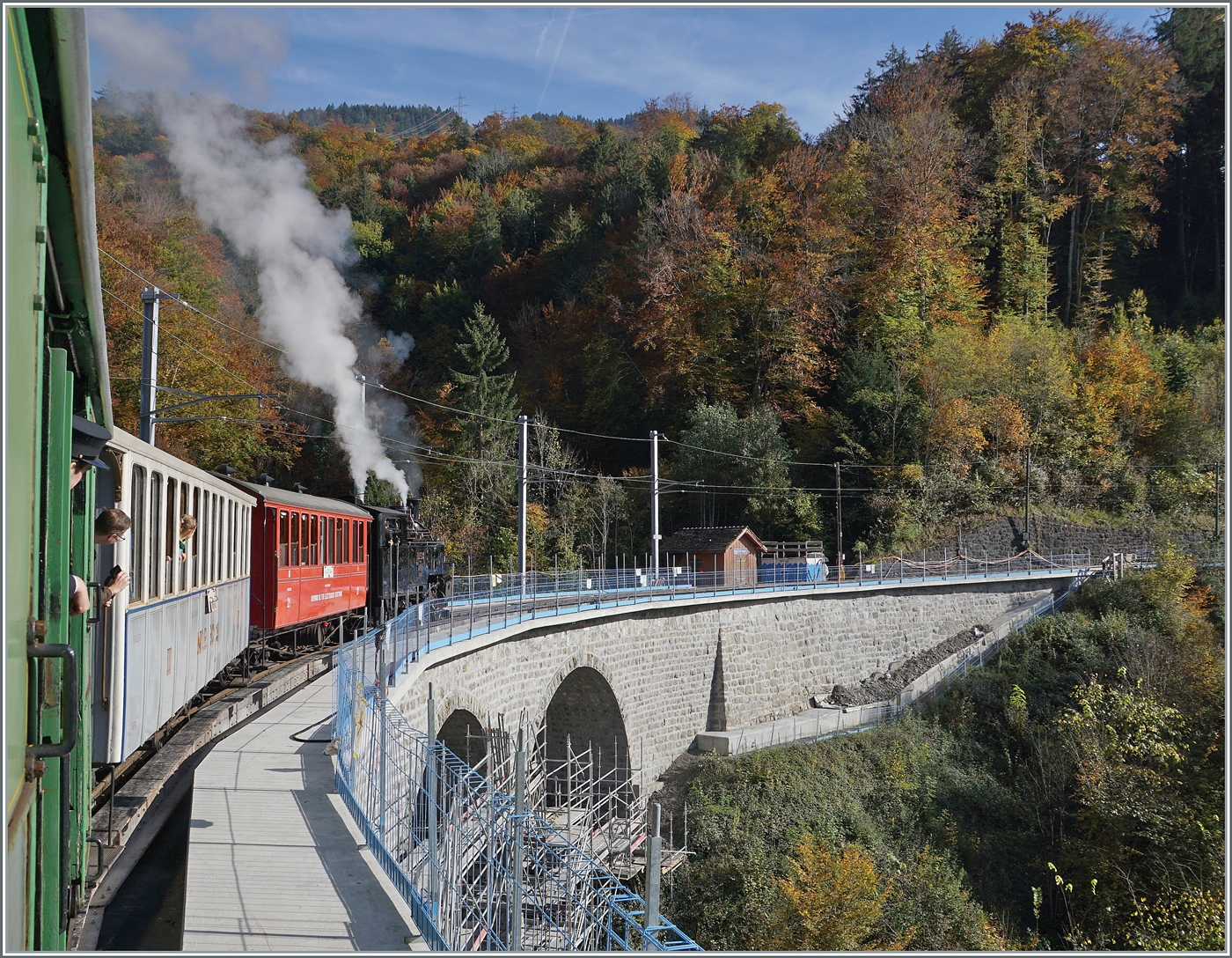 Im Herbst 2024 war die aufwändige Revision des Baye de Clarens Viadukt noch nicht ganz abgeschlossen und so musste ich mich anschliessend bis Mai 2025 gedulden um fertige Werk zu betrachten. 

Die BFD HG 3/4 N° 3 der Blonay Chamby Bahn dampft mit ihrem Reisezug über den Baye de Clarnes Viadukt in Richtung Chamby. 

20. Okt. 2024